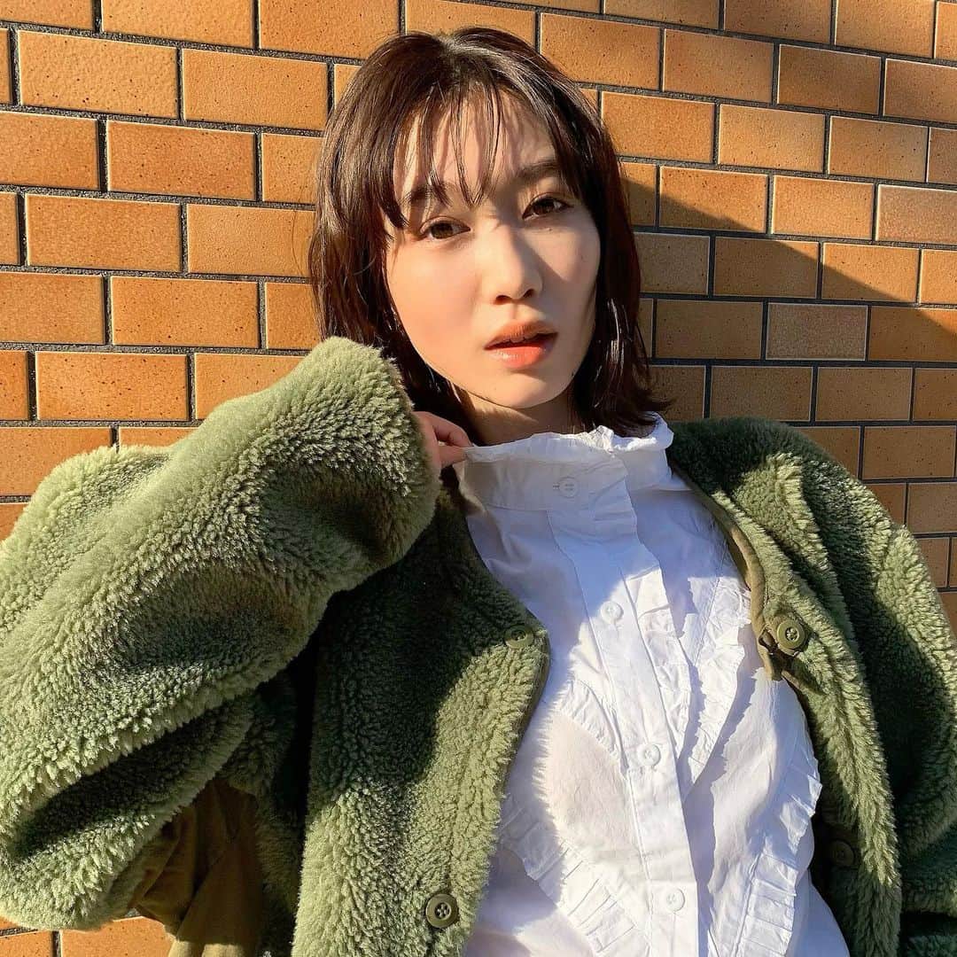 のインスタグラム：「2月号「ノンノモデルの私服、いっき見せ！」から本日は夏美のオフショ😉〜♡﻿ ﻿ トレンドのボアアウターを夏美らしくコーデに取り入れたり、小物をプラスして全体のバランスを考えたりと、参考にしたいことばかりの夏美の冬私服コーデ🧣⛄️💚　詳しくはノンノ2月号をチェック🔍💭♩﻿ ﻿ #nonno #nonno_magazine #nonno2月号 #ノンノ﻿ #岡本夏美 #なっつん #冬コーデ﻿ #太陽に照らされたお顔が美しい…✨﻿」