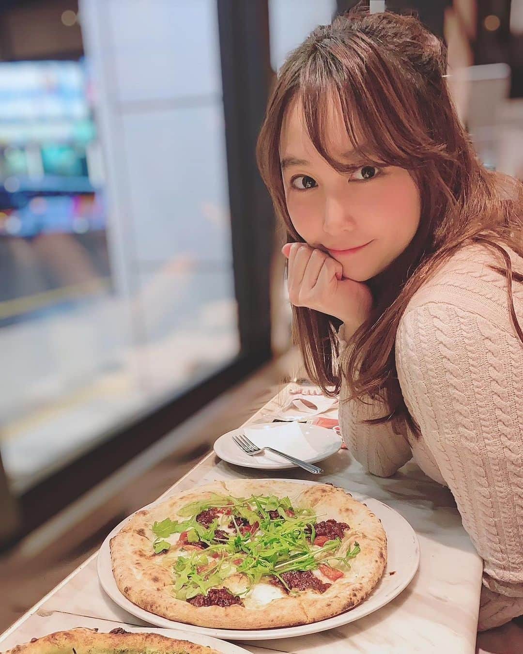 長久梨那のインスタグラム：「． おいしいピザ食べたい🍕 NEWoMan新宿にある800°DEGREESのスモーキーベーコンジャムっていう謎のジャムが大好きなの🥓」