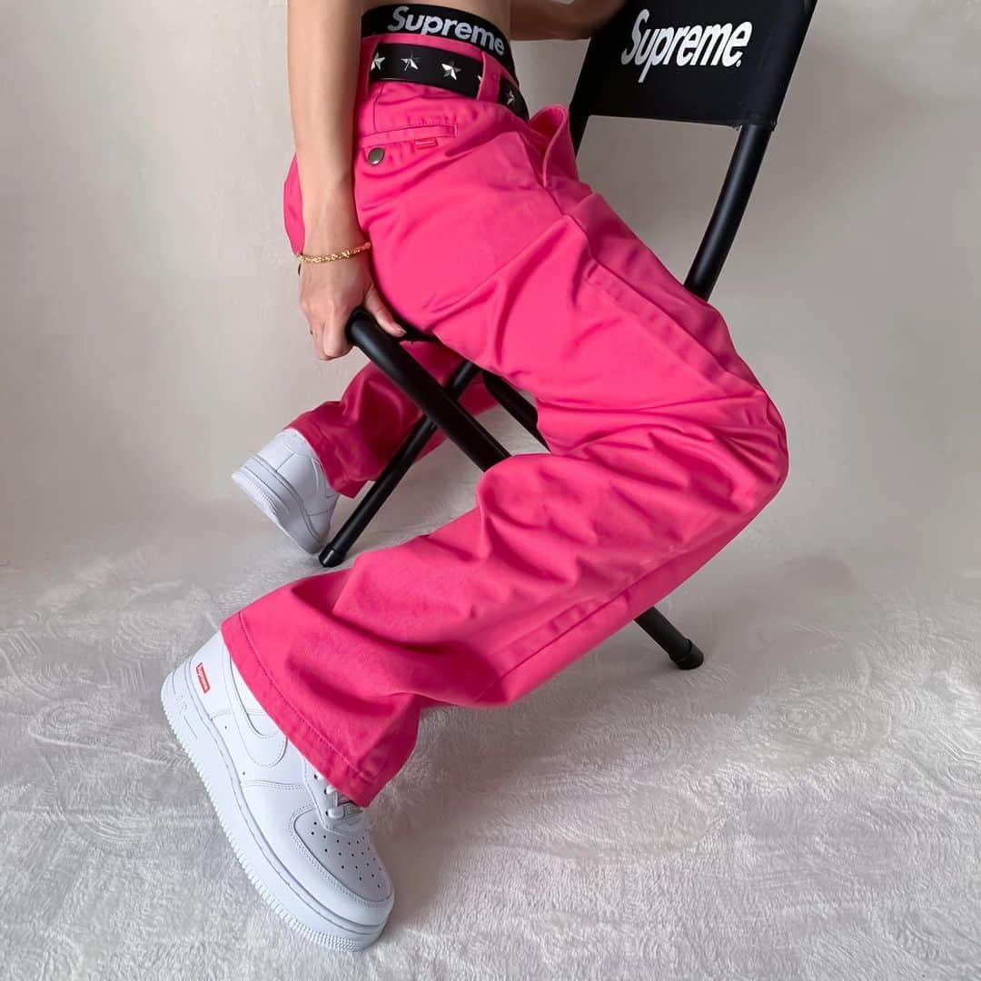 Supreme Mihoのインスタグラム：「💘💘💘 ✩ "🎀PINK🎀" ✩ Has anyone bought these pants other than me? このピンクパンツ買った人いる？🥺 可愛いぞ🥴💓 ✩ ✔️Supreme 20aw Work Pant Bright Pink💗 ✩ @supreme_leaks_news @supreme__hustle @supcommunity @dropsbyjay @strictlypreme @mrbld @suptalk  #supreme #workpants #supremenyc #supremenewyork #supremejapan #supremeheat #supremeteam #supremegirl #streetstyle #hypeaf Bob#streetfashion #streetwear #streetgirl #hypefeet #cozystreetwear #nike #airforce1 #supremeairforce1 #シュプリーム #白スニーカー #ピンク #ナイキスニーカー」