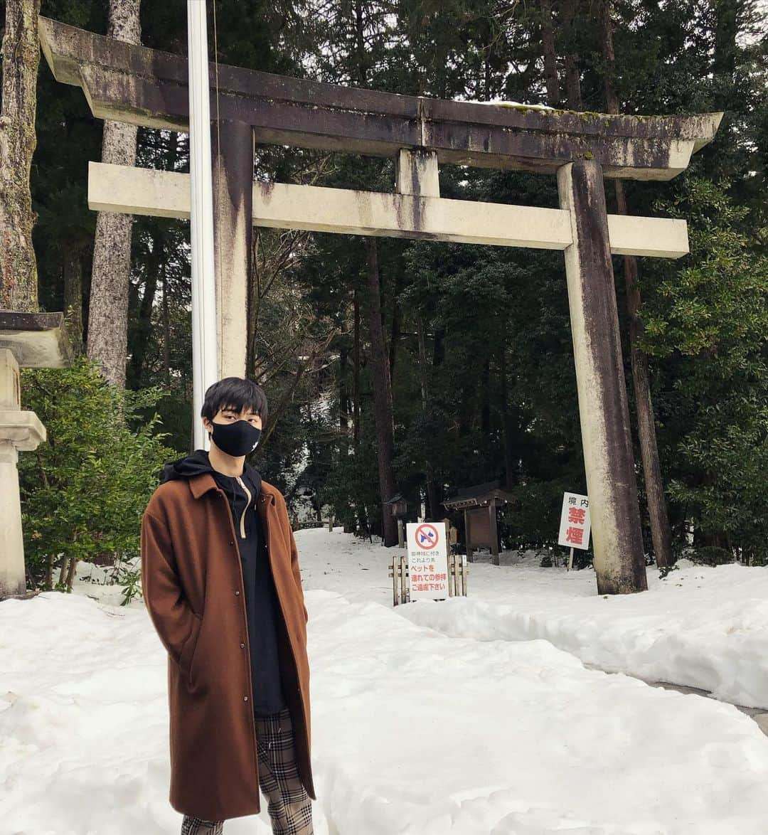 釜谷悠平のインスタグラム：「昨日は遅めの初詣へ！ 毎年おなじみ白山比咩神社（はくさんひめじんじゃ）へ行ってきました こんなに境内が空いてることははじめてで驚きました…！ おみくじは並んでたので引かなかった！ 髪の毛切ったばっかで短い… #白山比咩神社  #初詣」