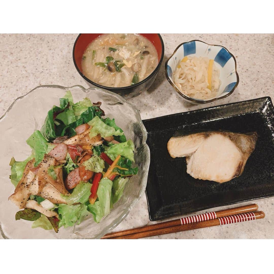 高原愛さんのインスタグラム写真 - (高原愛Instagram)「今日の夜ご飯😋😋😋 五目野菜のあんかけ卵スープ🍽 切り干し大根🍽 鰤塩焼き🐟 ソーセージと椎茸のグリル、グリーンサラダ🥗 美味しかったぁ〜😋😋😋 サラダのドレッシングはオリーブオイルとホワイトバルサミコ✨ホワイトバルサミコは甘酸っぱくて美味しいの🥺✨是非使ってみて欲しい✨✨✨ 切り干し大根は砂糖とお酒、出汁でじっくり弱火でコトコト煮込む事で柔らかく甘くなる👍柔らかく煮込んだら薄口醤油で味を整えたら甘くて美味しい切り干し大根の煮物の完成❗️ 久しぶりの常備菜👨‍🍳👨‍🍳👨‍🍳  #おうちごはん#和食#焼魚#野菜たっぷり#自炊#自粛生活#料理#料理記録#料理好きな人と繋がりたい#おうちごはん部#デリスタグラム#無添加#無添加調味料 #オーガニック#オーガニック野菜#無化調#茅乃舎#茅乃舎だし #dinner#homecooking#homechef#washoku#cooking#cookingram#cookingathome#cookinglover#ごちそうさまでした#😋#🤤#💕」1月18日 20時06分 - ai_takahara_ai