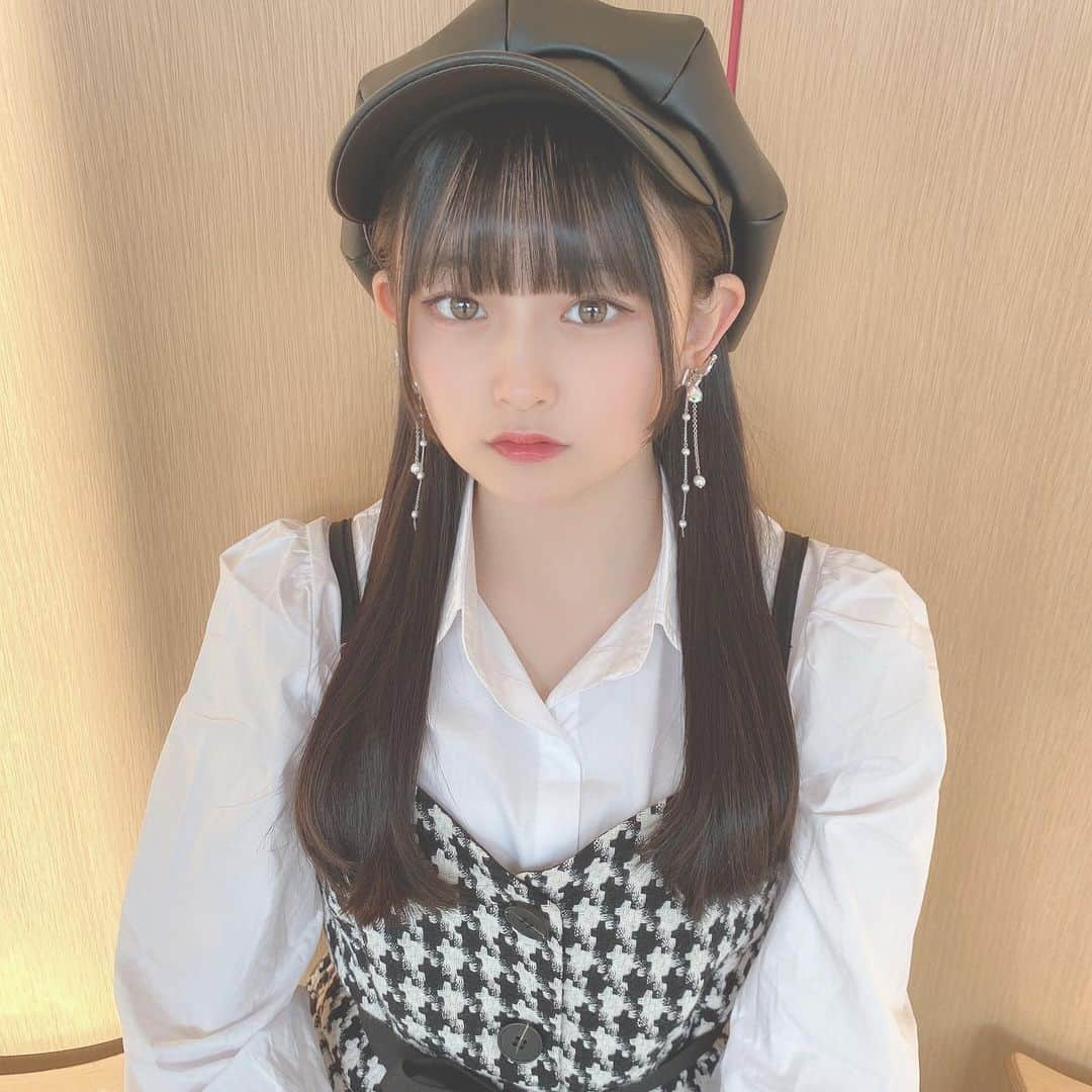 石橋颯さんのインスタグラム写真 - (石橋颯Instagram)「昨日のお話し会で新しいお洋服着た🤍🖤  ･ ･ ･  #ootd #instagood #instalike #followme #いいね #アイドル  #モノクロ #オンラインお話し会 #レザー #キャスケット」1月18日 20時08分 - ibuki__hkt48