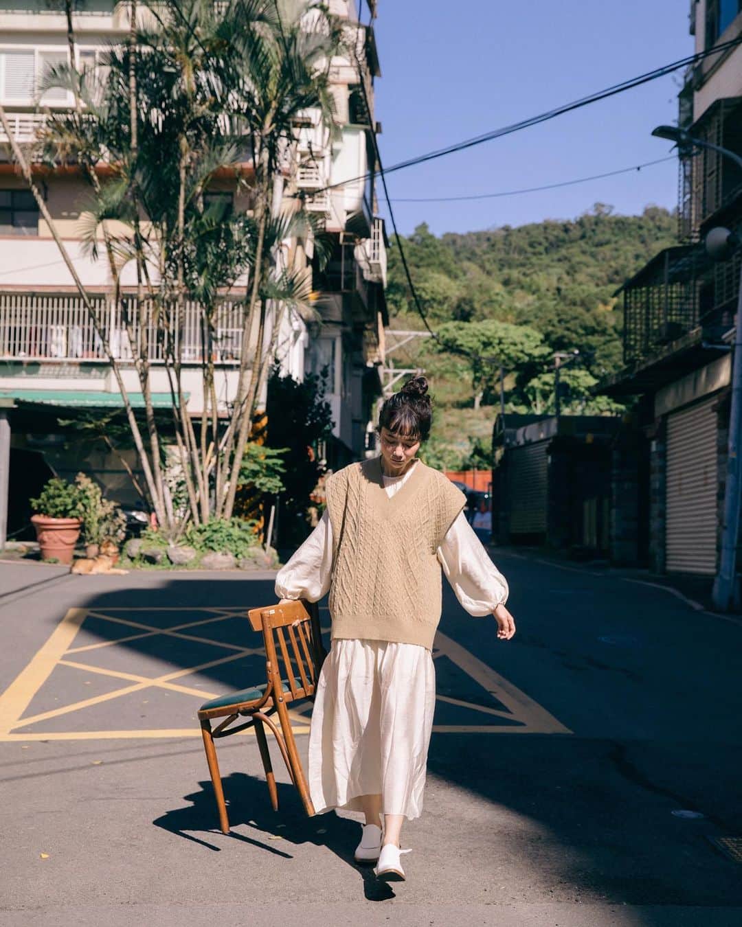 謝琦琦（Kiki）のインスタグラム：「上次搬鏡子這次搬椅子 街坊鄰居完全無法理解  洋裝.背心/ @greenpea_tw」