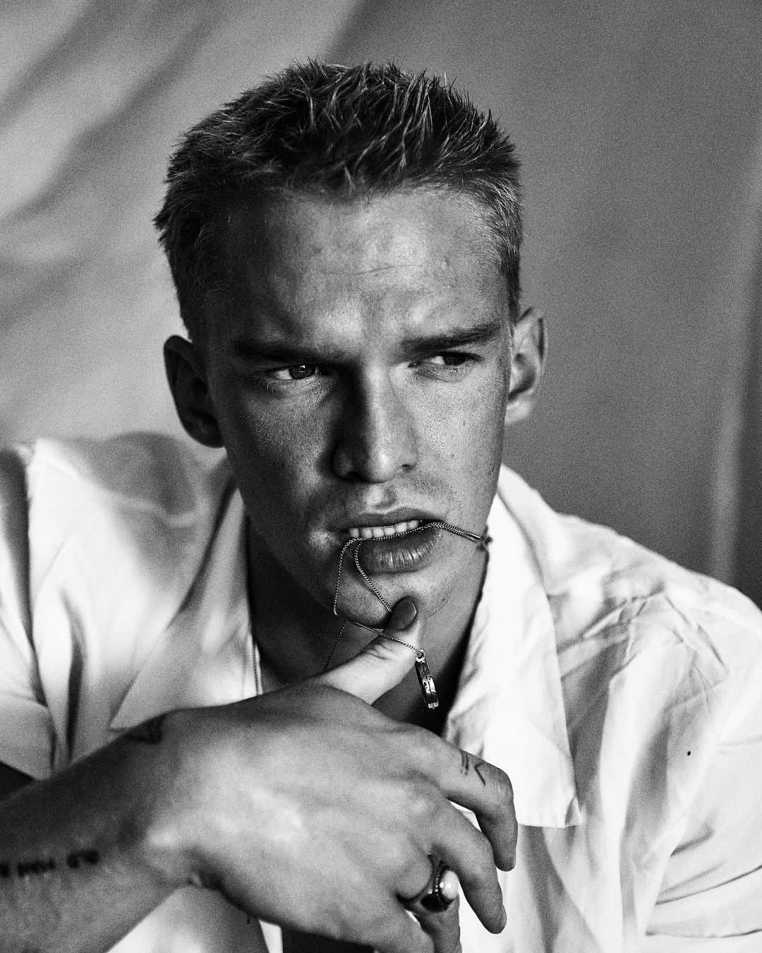 コーディー・シンプソンのインスタグラム：「I wish we were all searching for the great big grand unifying common truth between all people so that we could stop all wars but the truth is like poetry and most people fucking hate poetry.」