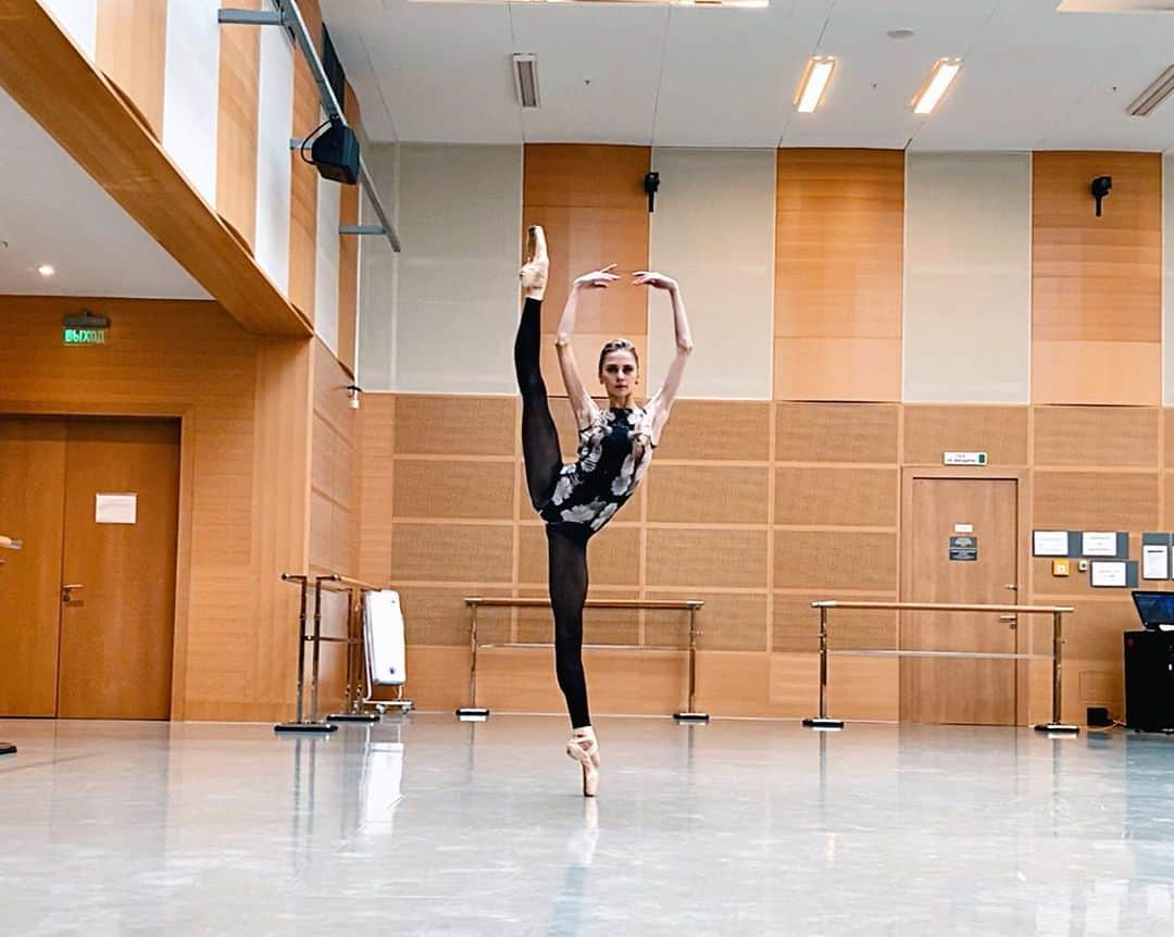 ダリア・イオノワのインスタグラム：「in da studio 🕷」