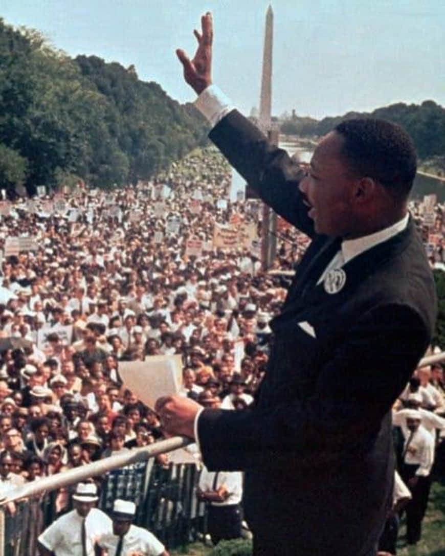 jyA-Me（ヤミー）さんのインスタグラム写真 - (jyA-Me（ヤミー）Instagram)「✊🏾✨ブログ更新しました✨✊🏾 1月の第3月曜日はMLK Day（キング牧師記念日）です。  彼は黒人差別に異議を唱え 米国の公民権のために戦い、 アメリカの歴史を、世界のスタンダードを変えた偉人の1人です。  そんな今日は1983年より連邦の祝日になり、 のちに休日にキング牧師の精神を偲ぶだけではなく、 奉仕活動の日となり 全国的に様々な奉仕活動を行ってます。  アメリカの家族が増えて、 このような大切な休日を知ったり、 学ぶことが本当に多いです！  先日 シングルマザーの方が、コロナの影響で、 食料に困り、お子さんのお友達の家族の方々から、 お米やおかずを分けてもらって生活しているという 状況を涙ながらに話しているニュースを見かけ、 ずっと心の中に突き刺さっていて、 今日という日に何かできないかと探していて、 フードバンク活動を行っている セカンドハーベストさんに寄付することに決めました！  コストコや西友、CO-OPなどのスーパーや、 コカコーラ、ハーゲンダッツなど、おそらく日本の食品メーカーさんのほとんどがパートナーシップを組んでいる事も安心の決め手となった部分です♪  今回は、 アメリカの家族にクリスマスプレゼントと一緒に送るはずだったけど箱に入りきらなかった食料達、大好きな日本のラーメンやお醤油、カレーなど、 ある物を送ることにしました！  日本では6人に1人が貧困の中で生活していると 言われています。 こうして、自分が無理のない範囲で、 定期的に支援していけたらと、 思っています。  気になる方は、 ”MLK Day” ”セカンドハーベスト” 是非チェックしてみてください！ . . The third Monday in January we celebrate Reverend Dr. Martin Luther King Jr. He fought for civil rights in the United States   Since 1983 it is a federal holiday. How can we remember the spirit of Dr. King by just being off from school? Recently in the US they call MLK a “day on and not a day off”. Honor MLK and his legacy by doing good for others. On MLK Day of Service many people go and volunteer in their communities. It is the only federal holiday designated as a national day of service to encourage all Americans to volunteer to improve their communities.  We can honor Dr. King’s legacy and improve life for others here too. In Japan, 1 in 6 people live in poverty. You can support people in need with food. Second Harvest is Japan’s first food bank. They distribute hot meals and also deliver emergency groceries to those in need.   You can donate money or food:   * Rice and Pasta * Freeze Dried Foods * Processed Foods (Canned Goods, ect...) * Instant Foods, Foods in Ready-Made Packs * Gift Sets (Gifts and Souveniers such as Oseibo, Ochugen, ect...) * Cooking Supplies (Miso, soy sauce, dashi, ect...) * Drinks (Coffee, Tea, Juice ect...)  They accept individuals donations Monday – Friday and can be sent to  Second Harvest Japan 1F Mizuta Bldg 4-5-1 Asakusabashi, Taito-ku, Tokyo 111-0053 TEL：03-5822-5371  FB. @2ndharvestjapan  Web: http://2hj.org  #MLKday #セカンドハーベスト #長文失礼しました」1月18日 20時13分 - jya_me
