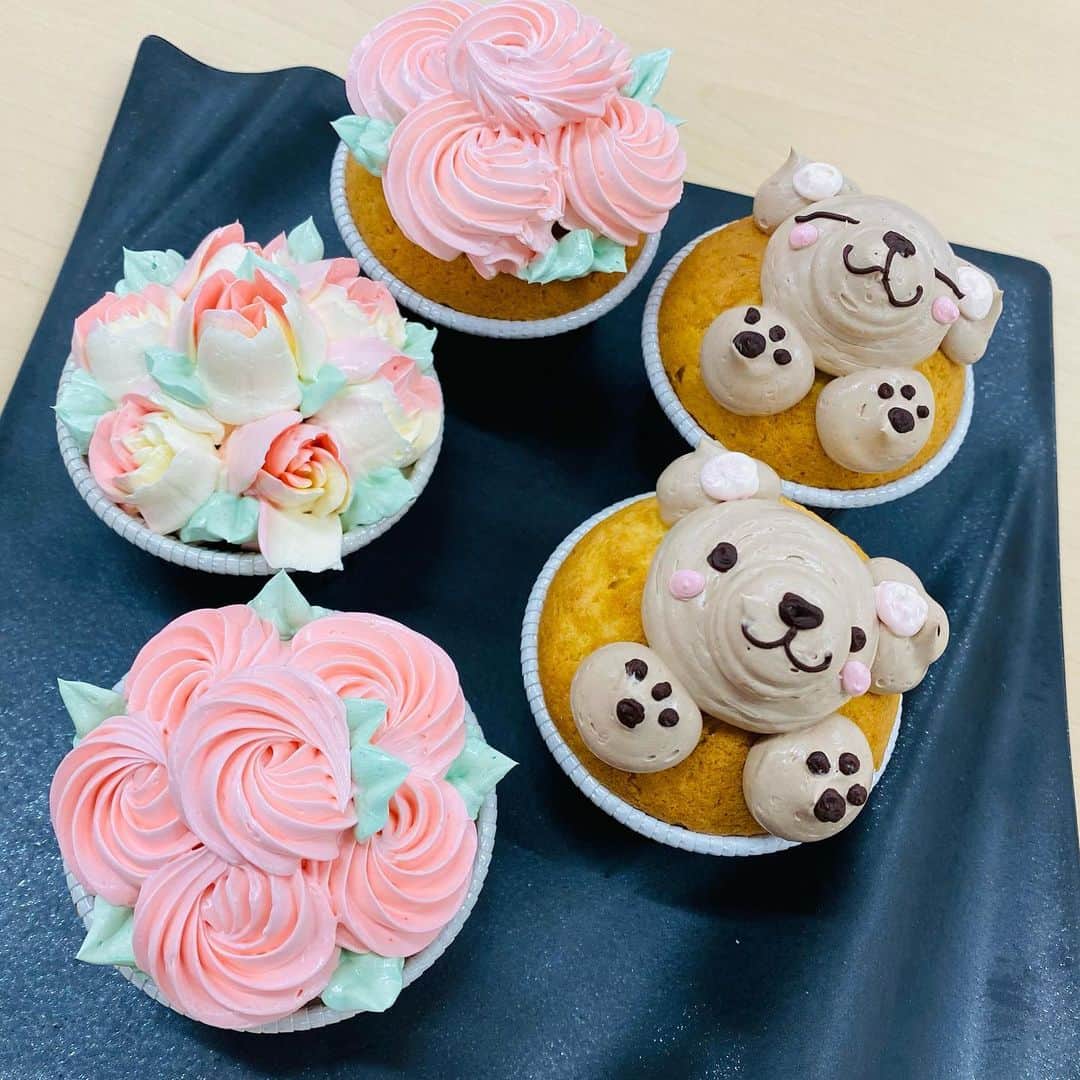 のインスタグラム：「カフェ科1年生  清水先生のスイーツ実習 【カップケーキ🧁】  クリームの絞り応用編‼️ 絞り技術を活かして かわいく仕上げます😆 先生の技術力とセンスに 感動😭  学生大好き💕金先生が たくさん写真📷を 撮影してくれました‼️  動画は今年の目標を インタビュー🎤中 内容はヒミツ🤫 今年も1年たくさんの 技術と知識を 身につけましょう💖  #特別授業 #おでかけ授業 #特別授業 #業界直結 #プロから学ぶ #本物 #学び #製菓  #調理  #カフェ  #製菓調理専門学校ベルエポック #衛生管理  #食材教育 #札幌ベルエポック製菓調理専門学校 #いろいろな体験と #たくさんの出逢い #可能性が広がる #ベルエポック」