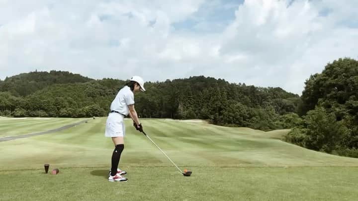 MIYUのインスタグラム：「人生初のコース🏌️‍♂️﻿ 1ホール目の動画です✨﻿ ﻿ ﻿ ﻿ ﻿ ﻿ なんと、﻿ 人生初の1ホール目は﻿ パーでした😂✨﻿ ﻿ ﻿ ﻿ 奇跡的にまっすぐ飛んでいます。(笑)﻿ でもティーも打っちゃって﻿ 探しています、、、(笑)﻿ ﻿ ﻿ 打ち方も変です。(笑)﻿ ﻿ ﻿ ﻿ ﻿ ﻿ 今はスコア、伸び悩んでいます！！﻿ でも楽しいのでなんでもOKです😆(笑)﻿ ﻿ ﻿ ﻿ すごくテニス打ちなので、﻿ 下を意識して打ったほうがいいと﻿ アドバイスを頂いたので﻿ 実践してみようと思っています♩﻿ ﻿ ﻿ ﻿ ぜひゴルフされている皆さま、﻿ アドバイスください〜〜☺️﻿ ﻿ ﻿ ﻿ ﻿ ﻿ ﻿ ﻿ ﻿ ﻿ #オリックス #Bs2020 #BsGirls #オリ姫﻿ #野球 #プロ野球 #オリックスバファローズ #超革新系﻿ #野球女子　#野球好き　#京セラドーム大阪﻿ #ゴルフ #ゴルフ女子 #ゴルフコーデ #golf #golfgirl﻿ #좋아요　#오오티디　#패션　#여행　#가족여행﻿ #baseball #ORIX #Buffaloes #BINNOVATION﻿ #MIYU #miyu_337  #🐼」