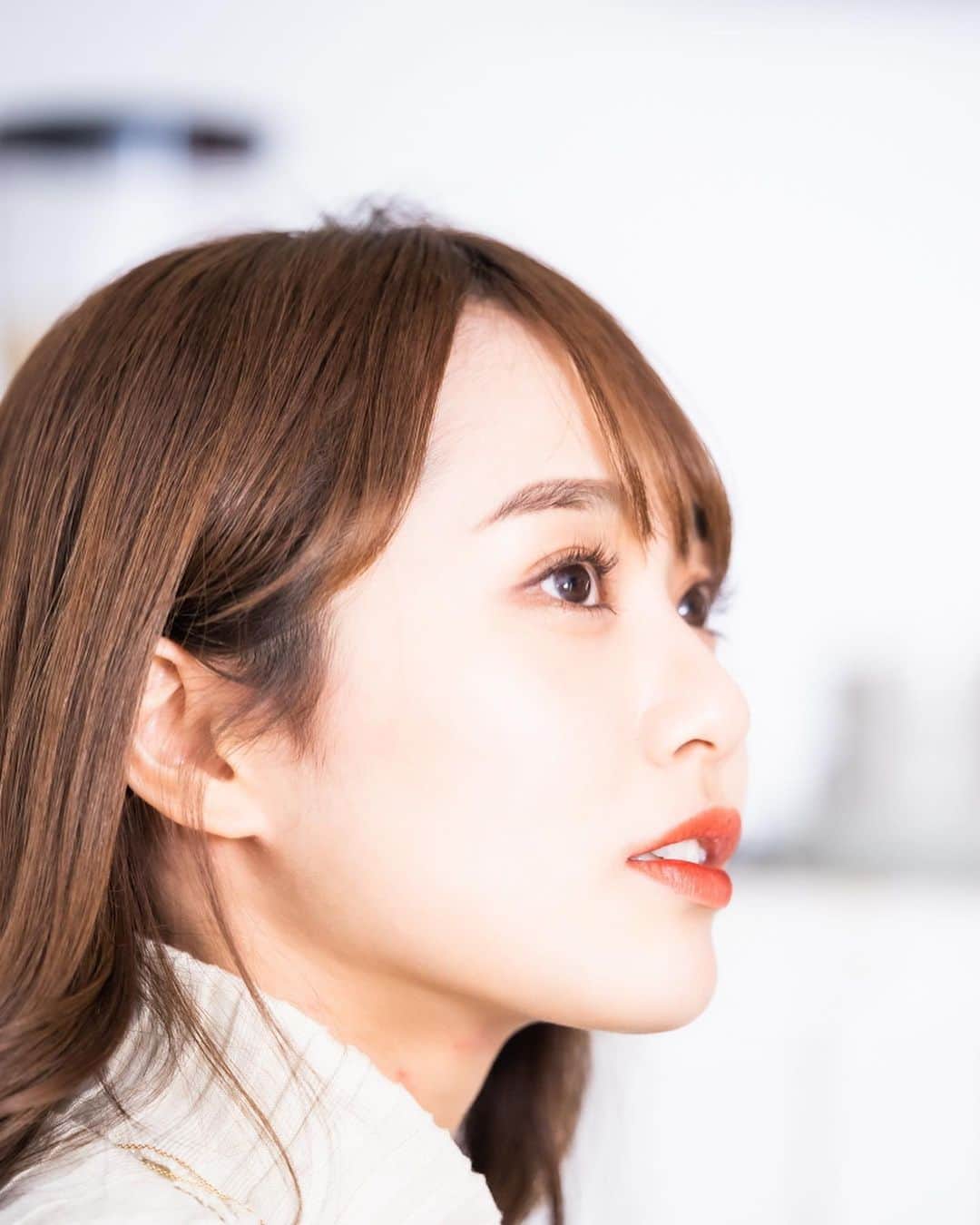 渡邊麻衣のインスタグラム：「.  初めてのスタジオ撮影楽しかったな😌  #撮影 #撮影会 #スタジオ撮影 #モデル #撮影会モデル #カメラ #私服 #プリーツスカート #白コーデ #白ニット #写真」