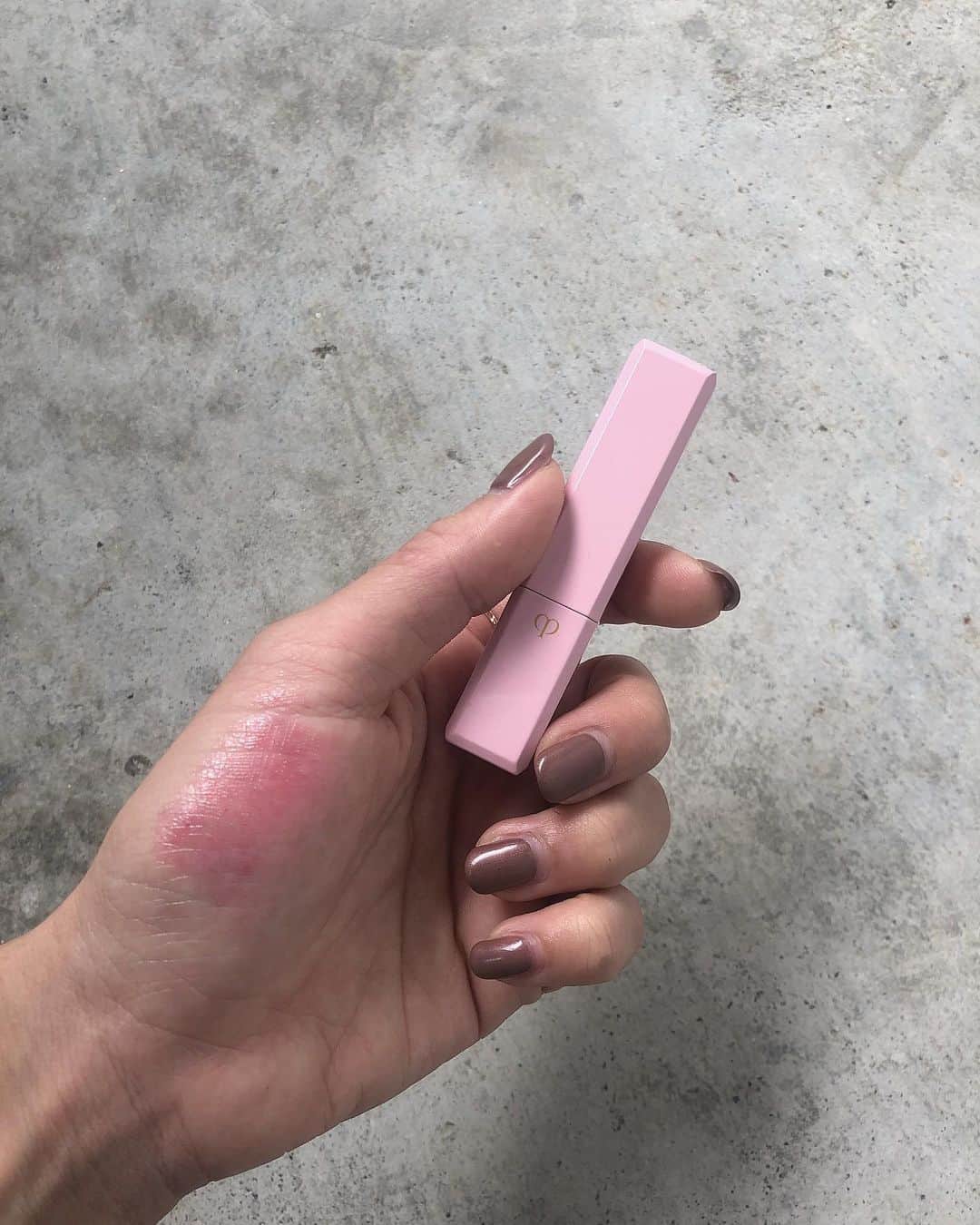 Minamiのインスタグラム：「﻿ ﻿ ﻿ これ、本当おすすめ！﻿ マニフィカトゥールレーブル﻿ @cledepeaubeaute ﻿ 色付きのティントバーム💄﻿ ﻿ 一本でも使えるし、下地としてもok。﻿ マスクにもつきにくいよ！﻿ 乾燥、ひびわれなどの唇の荒れを２週間で改善してくれるんだって。﻿ ﻿ わたしが使ってるカラーはレッドです◡̈︎﻿ ﻿ ﻿」