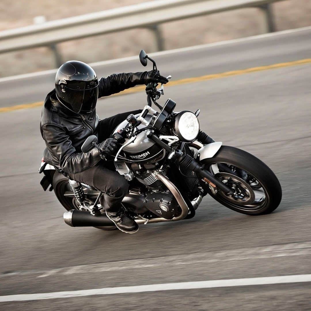 のインスタグラム：「【Speed Twin】 先進のライダーテクノロジーが支えるSpeed Twinは、全体的に直感的な操作感、ワクワクするトルク、独特のブリティッシュツインサウンドを備えています。  ▼詳細はこちら https://fal.cn/3cO1K  #理想のライドがそこにある  #SpeedTwin #スピードツイン #トライアンフ #トライアンフはかっこいい #バイク #バイク好きな人と繋がりたい #バイクのある風景 #バイクが好きだ#バイク好き #バイク乗りと繋がりたい #理想のライドがそこにある#triumph #トライアンフ乗りと繋がろう2020秋 #TriumphOfficial #fortheride」