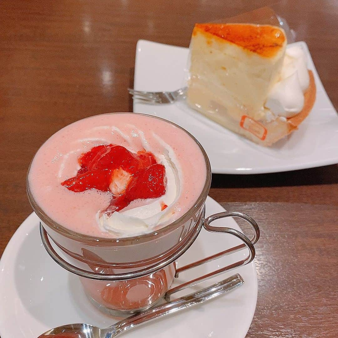 やもはちこのインスタグラム：「🍓の🥤と🍎の🍰 ㅤ ㅤ ㅤ ㅤ ㅤ ㅤ ㅤ #カフェ #カフェスイーツ #ホットドリンク #いちごスイーツ #りんごケーキ #シブースト」