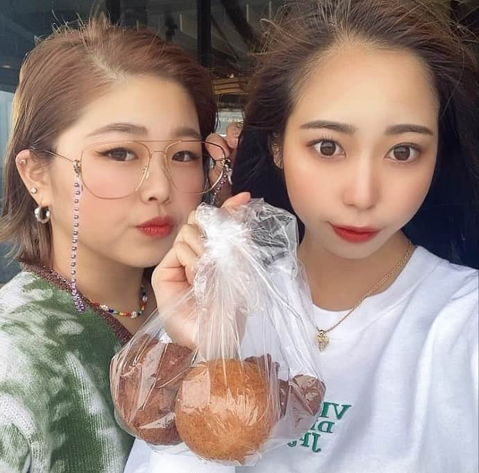 小西陽向さんのインスタグラム写真 - (小西陽向Instagram)「沖縄のドライブ途中、休憩で入った万座毛の施設の中にサーターアンダギー🍠🍩 テラスは風が強すぎて髪の毛ぶっ飛んだ😳  . . . #神戸　#セレッソ大阪応援ナビゲーター　 #関西　#インフルエンサー　#お洒落さんと繋がりたい　#美容　#エステ　#神戸女子 #女子大生 #セレッソ大阪　#セレサポ　#セレ女　#jリーグ　#model #関西モデル　#スポーツ女子　#空手　#器械体操　#空手女子　#jリーグ　#jリーグ女子　#make #makeup #ootd #sunset #沖縄　#沖縄旅行　#万座毛　#沖縄観光　#崖　#サーターアンダギー」1月18日 20時19分 - hinata713