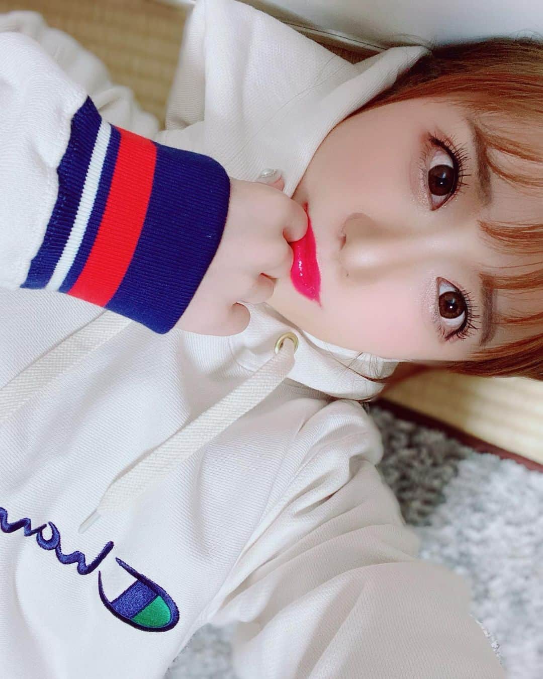 初美りんのインスタグラム：「新しいパーカー🥰❤️❤️ . たまにはこういうのも新鮮でしょ？👚🌸 . . . #パーカー女子　は好きですか？🥰  #champion #championpoland #パーカーコーデ」