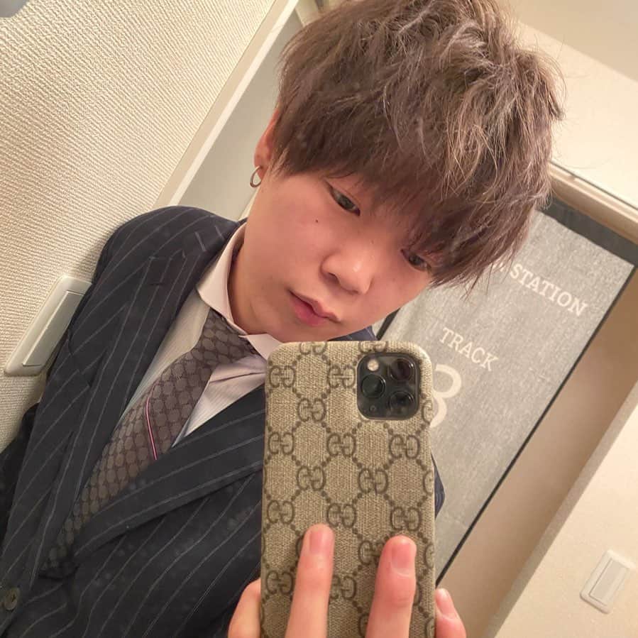 きんふんぱーりーのインスタグラム：「スーツ似合う？  #スーツ #gucci」