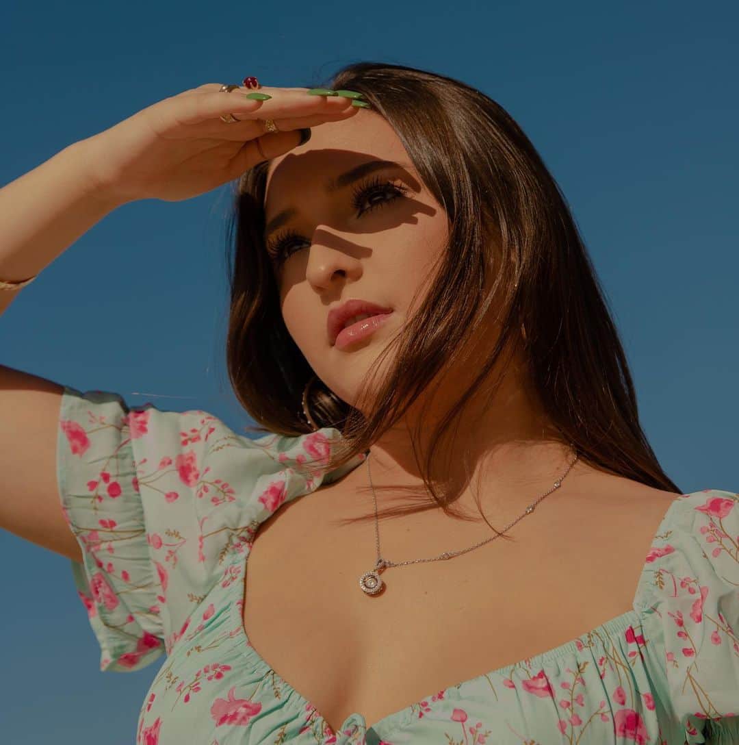 テイラー・グラブスのインスタグラム：「whale watching🐳  whats your favorite sea animal?」