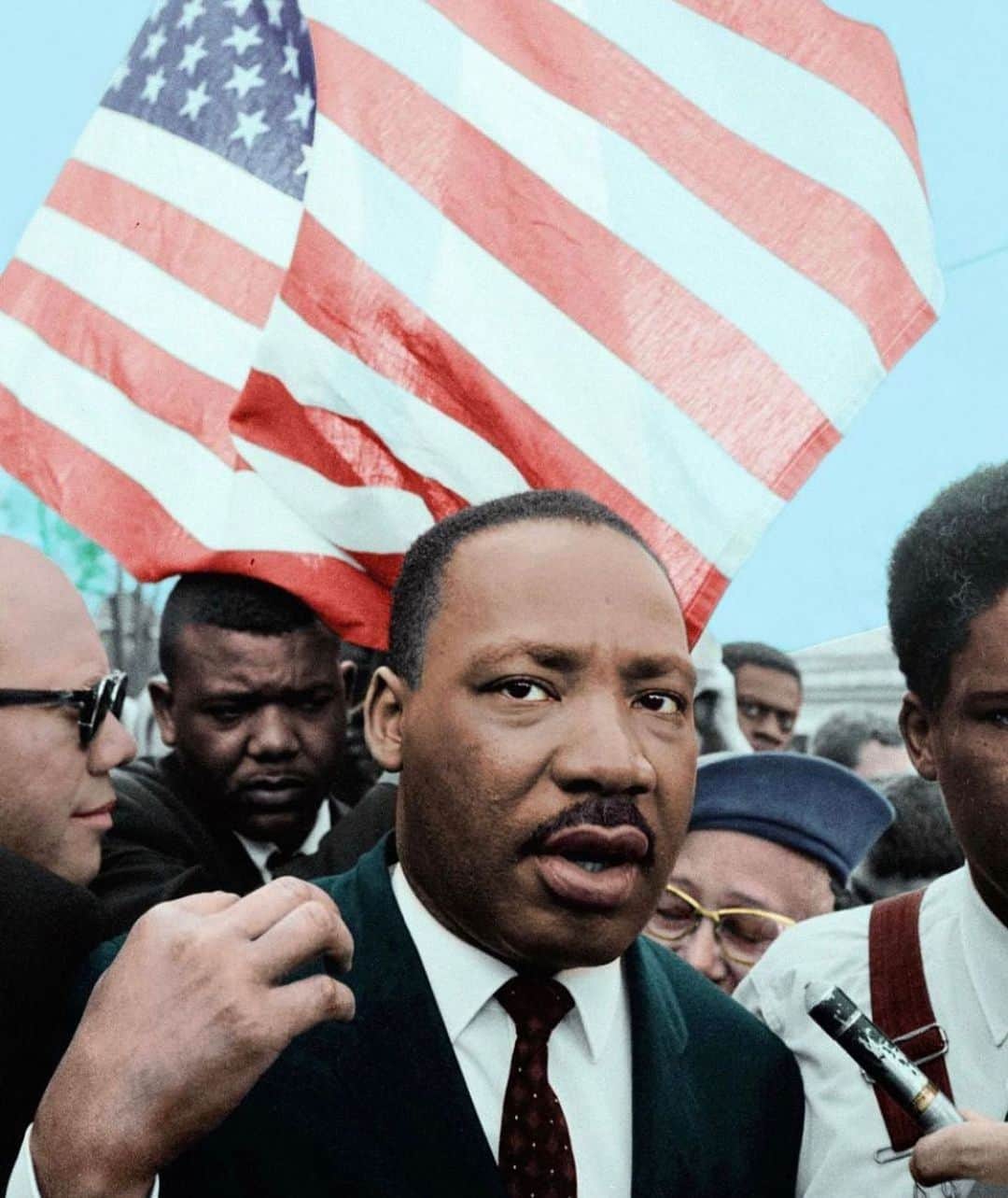 カレントエリオットさんのインスタグラム写真 - (カレントエリオットInstagram)「Today, as a nation, we commemorate the life of Dr. Martin Luther King Jr.   In 2021, the path in front of us seems daunting and uncertain. Embedded in the legacy left by Dr. King, is his drive to push forward, regardless of barriers and fear. His vision of a better future serves to motivate us all in so many aspects of life. Taking steps to end injustice doesn’t start or end with a day. It is a life long journey to inspire others to continue to do the same. Dr. King understood that as a civilization we can always be better, but we cannot accomplish anything working against one another.   Beyond activism, Dr. King was a father, husband, brother and son. To so many others, he is responsible for altering the lives of millions of Black Americans for generations to come. We are reminded of the foundation he lay and the continued pursuit for the civil and economic rights of the Black population of our country.   The same values and demands that pioneered the American Civil Rights Movement in 1960’s are the same values and demands that we continue to fight for today. Please join us in remembering Martin Luther King Jr. Day.​   #MLK」1月19日 6時01分 - currentelliott