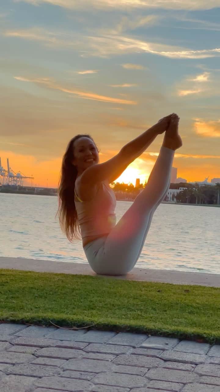 キノ・マクレガ―のインスタグラム：「Lineage is about honoring all who have come before us. There is a spiritual line to trace between teacher and student in the long history of yoga. We all owe a debt to the yogis of times past in India, without their dedication we wouldn’t be practicing today. There are no self-taught yogis. If you learn from a video or a book you have a teacher. It is a great blessing to have a direct connection to someone who can shed light on the path. Who is your teacher?  _ We talked about this subject today on the first day of our five month 300 hour course. Such a powerful way to start this journey off 🔥 _ Practice with me online @omstarsofficial  Wednesday 1 pm Yoga Drills  Sunday 1 pm Meditation  _ Ashtanga Beginners Series  Sunday’s 10 am @triyogauk  _ Primary Series @miamilifecenter  Jan. 22nd at 9 am. _ Small in-person Mysore classes with me @miamilifecenter in March announced shortly. Stay tuned.  _ #30daysofcore Day 18 #ubbhyapadangusthasana  _ Video @ifilmyoga  #yoga #core #yogi #miamiyoga #kinoyoga #omstars #yogapractice #bestrong #ashtanga  🙏💕」