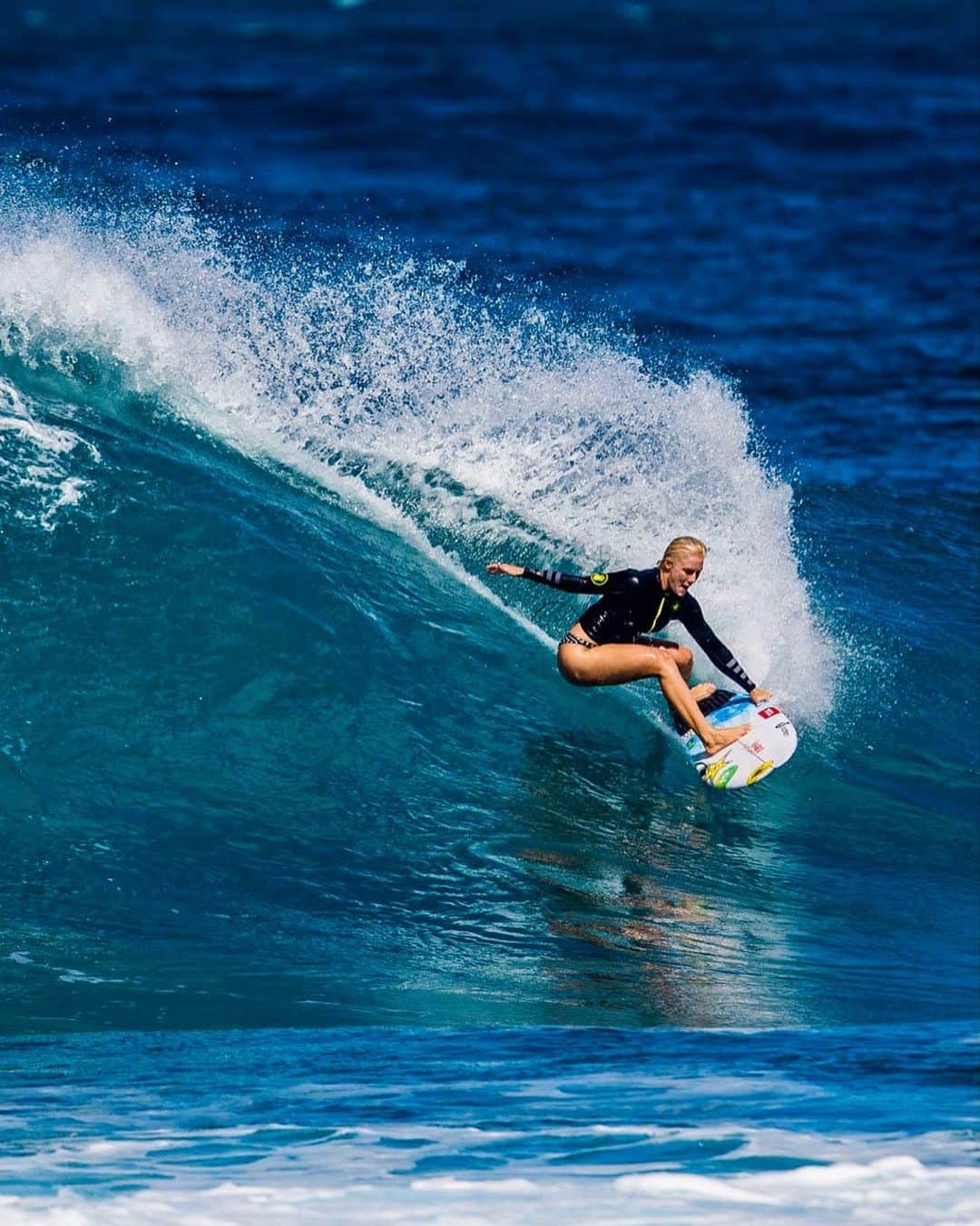 タティアナ・ウェストン・ウェブのインスタグラム：「when a grab rail cutty is the only turn you can do but it still feels the best ⚡️🤤 // quando cutback com a mão na boarda e a única opção, mas mesmo assim é o melhor feeling ⚡️🤤 photo: @badboyryry_」