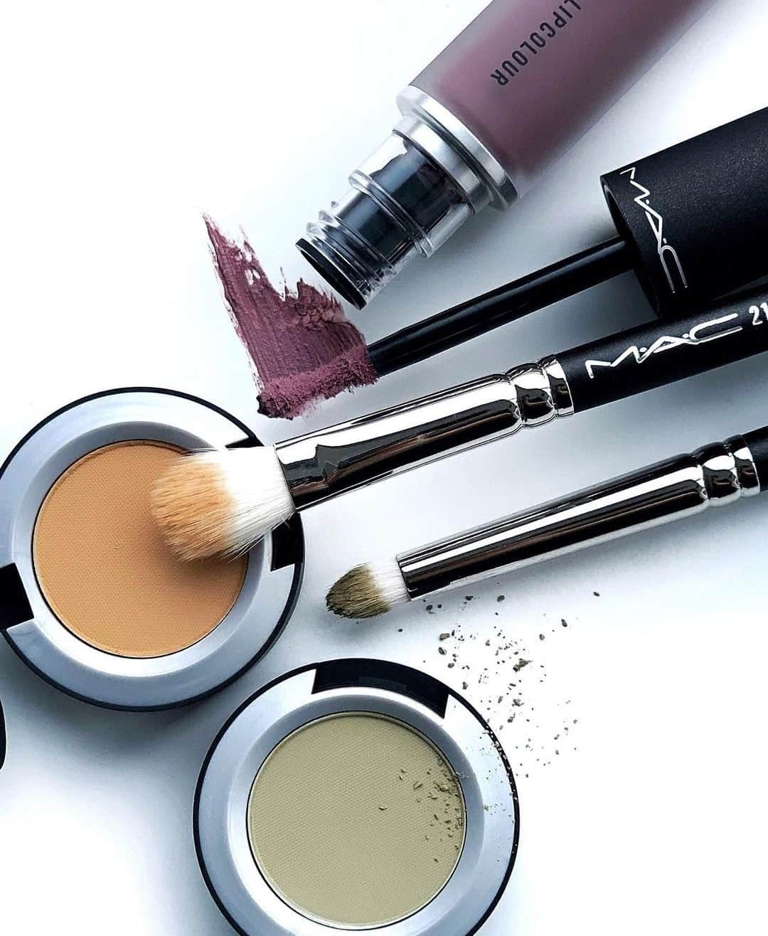 のインスタグラム：「Feeling Ferosh!? Go for glamour with new Powder Kiss Liquid Lipcolour in Ferosh! and Powder Kiss Soft Matte Eye Shadow in These Bags Are Designer and Per-Suede Me. #Regram @hatsuo_mua @macpro_tokyo」
