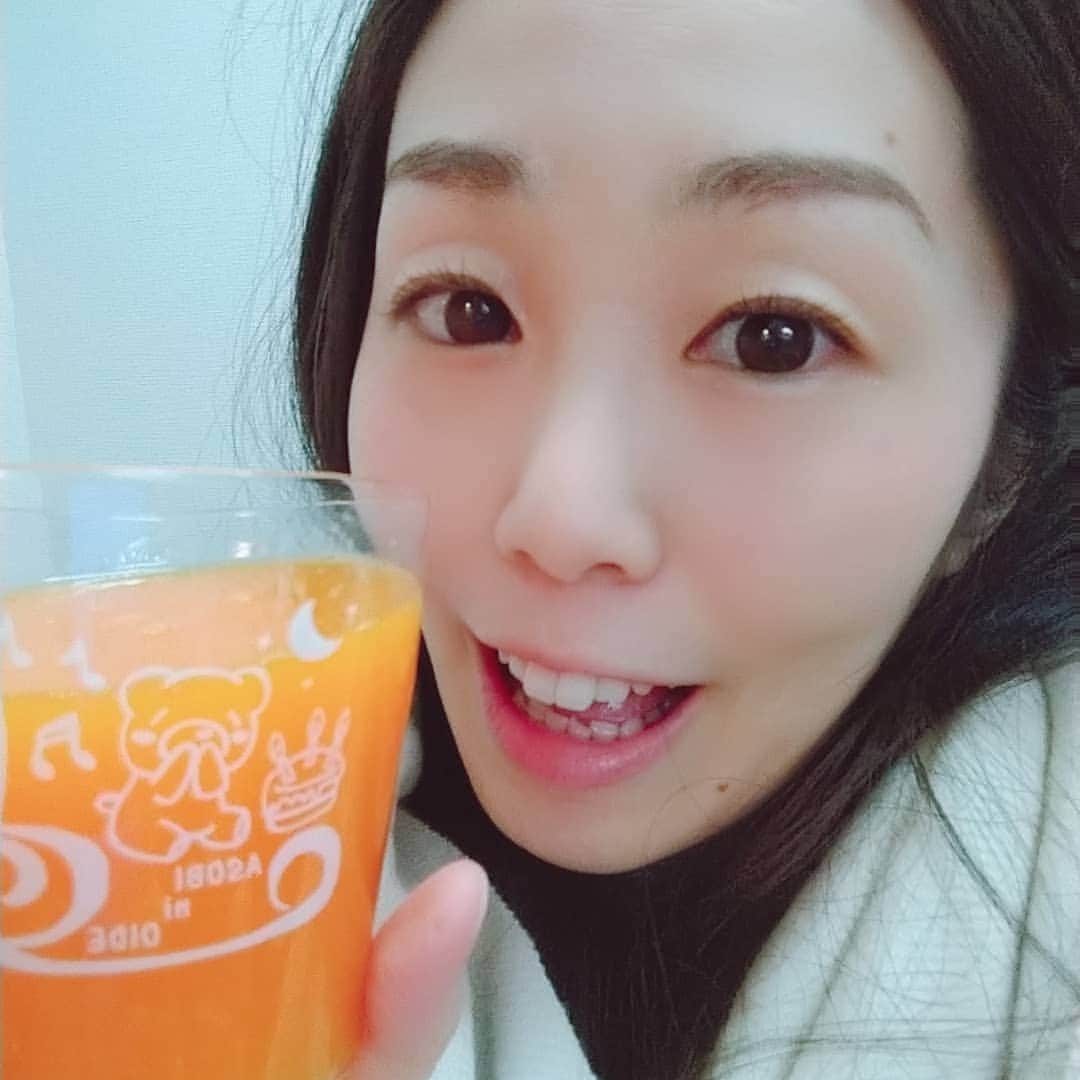 のインスタグラム：「おはようございます( ´ ▽ ` )ﾉ  朝からみかんの手絞りがんばりました🍊🤣💦 いい加減、ジューサーとかブレンダーがあった方が時短生活ができる気がする(笑)  #goodmorningworld #おはようございます  #手絞り #みかん #フレッシュジュース #手絞りは腕が疲れる 🤣 #朝から一生懸命手絞り #みかんジュース #美味しい #ブレンダーかジューサー欲しい (笑)  #悠木あやね #AyaneYuki #YukiAyane #カプセルエージェンシー #capsuleagency #AV女優 #セクシー女優 #アダルト女優 #女優 #モデル #asiangirls #asiandoll #asianbeauty #asiansexy #japanese #japanesegirl #japanesegirls #model #nudemodel #fashionstyle」