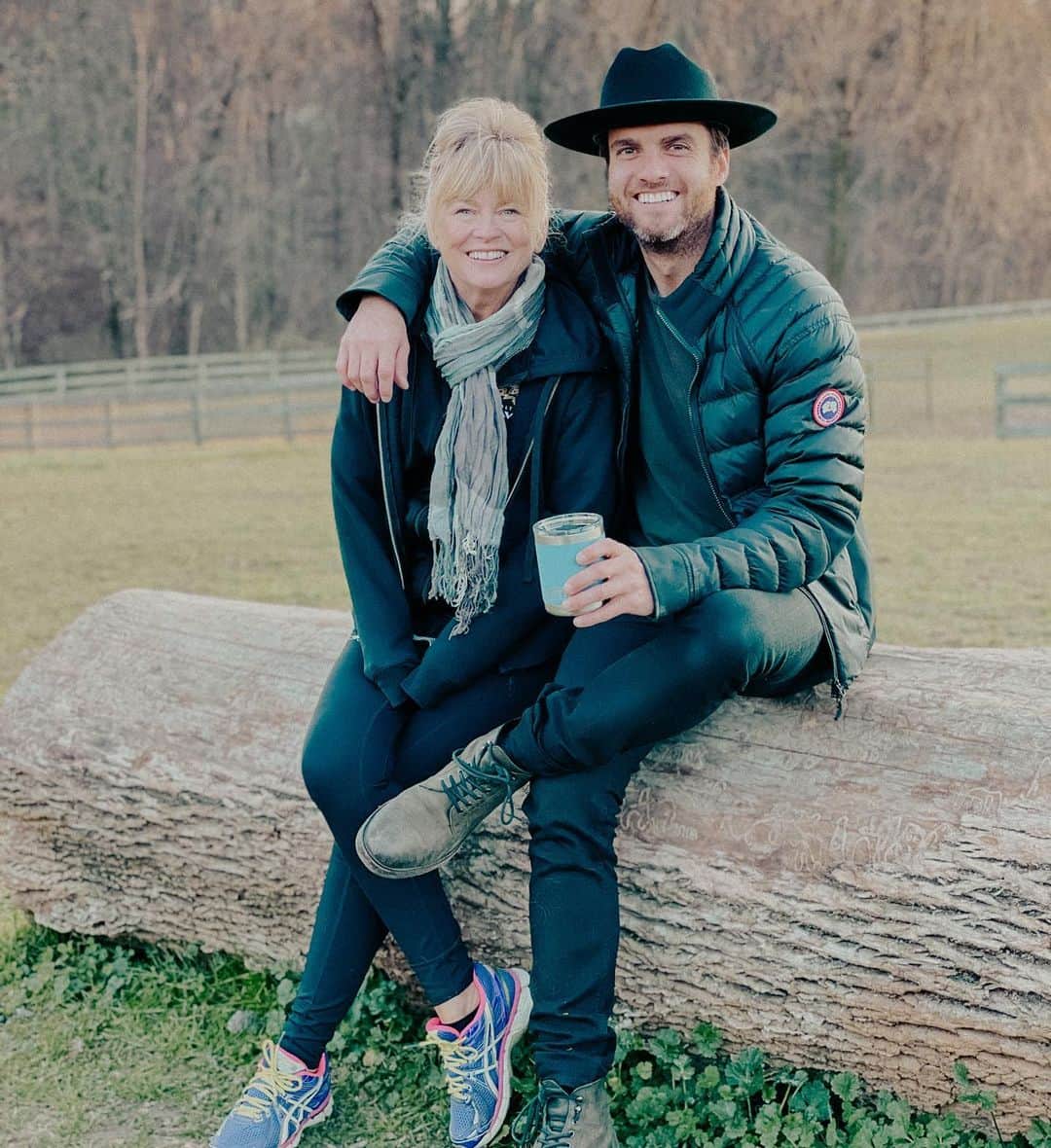 のインスタグラム：「couple things here: this is such a happy real look at the wholesome-ness between my mom and i. she is THE guiding light in my life and i’m so thankful for her moral compass, her inspiring birds-eye perspective, and her continued support and free therapy to me. second, @stevehussein made me wear his hat because we were around horses and he had just watched yellowstone. love you mooma. steve you too i guess.」