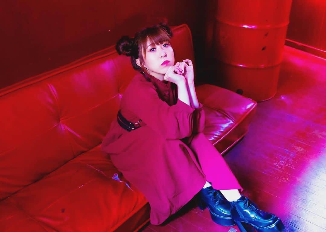 井上麗夢のインスタグラム：「おはよ🌹﻿ ﻿ 今日も寒いねえ。﻿ ﻿ 30歳で写真集だす！﻿ って昔から決めてたことなんだけど﻿ 身体作りせな、、﻿ ﻿ またダイエット始めるかぁ🤭﻿ あとダイエットアカウントも笑﻿ 女の子達からずっと﻿ 更新してくださいよおおお﻿ ってよく言われるので﻿ 今年は更新していこうかな😎笑﻿ ﻿ ﻿ Twitter:@Remu_19﻿ ﻿ ﻿ ﻿ #カメラ女子 #カメラ女子部 #ipone #東京写真部 #写真部 #instagood #pentax #olympus #olympuspen #写真好きな人と繋がりたい  #写真を撮るのが好きな人と繋がりたい  #カメラ好きな人と繋がりたい #カメラマン募集 #ファインダー越しの私の世界  #フィルター越しの私の世界 #ポートレート #ポートレートモデル #女優 #井上麗夢　#YouTube #ダイエット #写真集」