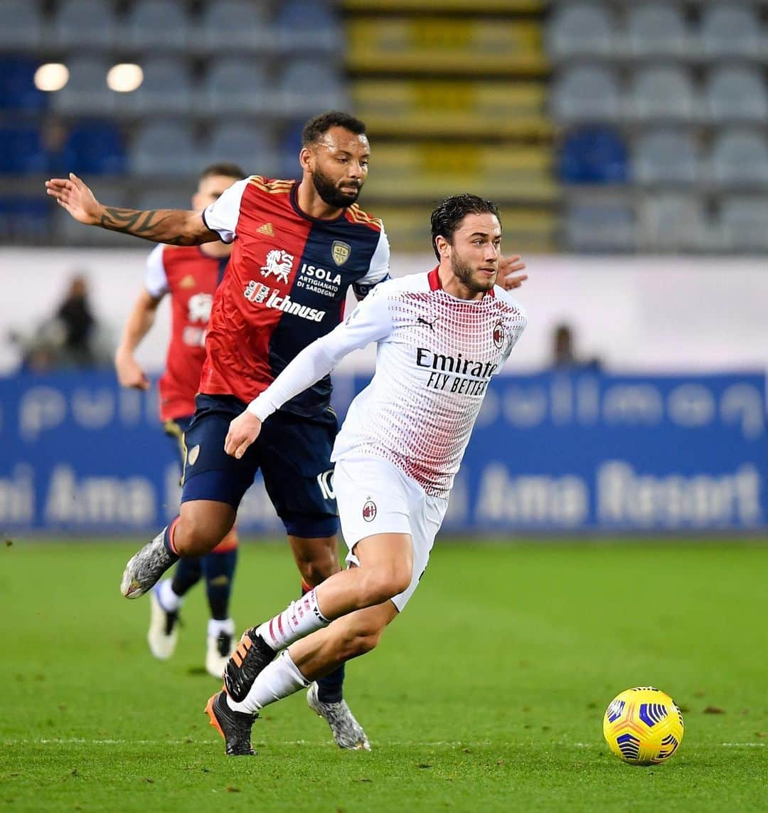 ダヴィデ・カラブリアのインスタグラム：「Difendere questi colori e dare gioie ai nostri tifosi è cio che ci dà più soddisfazione. Vittoria meritata! #CagliariMilan #ForzaMilan 📌📈🔴⚫️ @acmilan」