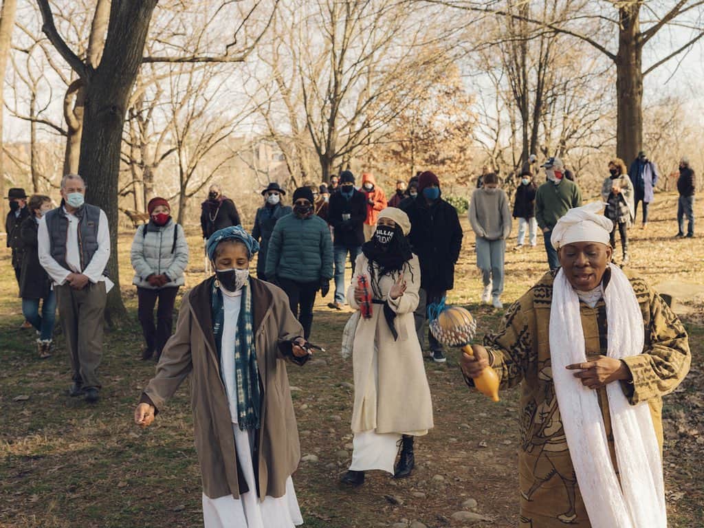 National Geographic Creativeのインスタグラム：「Photo by @jaredsoares / Nana Malaya Rucker, right, leads a procession of attendees during a plaque dedication and libation ceremony at Mount Zion and Female Union Band Society cemetery in the Georgetown neighborhood of Washington, D.C., on Martin Luther King Day. The plaque commemorates the cemetery as part of the National Register of Historic Places by the United States Department of the Interior. The cemetery was added to the National Register of Historic Places in 1975. The burial grounds are the resting place of free Blacks, slaves, and a small number of whites.」