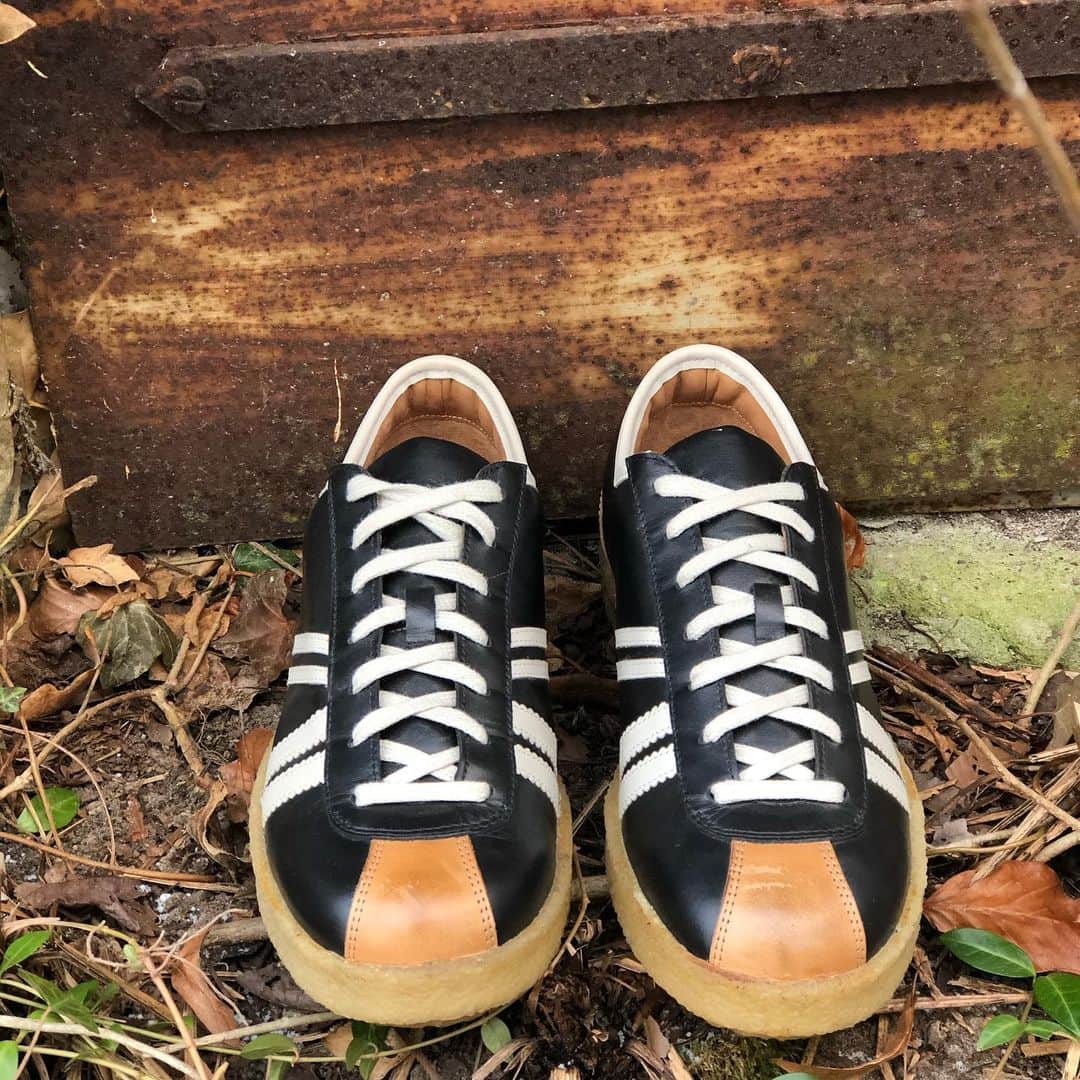 のインスタグラム：「Der authentische Vintage-Look des Low Top Trainers basiert auf Zeha Spezial- und Trainingsschuhen der 60er Jahre, die zur damaligen Zeit mit Kreppsohlen und Ringarmierungsstreifen gestaltet wurden. Der Trainer kombiniert edles Schuhdesign mit einem hohen Maß an Tragekomfort. Diese Farbkombination ist eine Variante aus hochwertigem, weichem Kalbsleder. Die klassische 8-Loch-Schnürung ist ohne Ösen und mit logogeprägter Zunge, gepolsterter Lasche und Schaft, verstärktem Zehen- und Fersenbereich dank elastischer Kappen. Der Schuh hat eine Lederbrandsohle und gepolsterte, herausnehmbare Ledereinlegesohlen, Ringarmierungsstreifen und eine Kreppsohle aus echtem Naturkautschuk. Der Trainer kommt mit einem praktischen Aufbewahrungsbeutel aus schwarzen Leinen. Handmade in Portugal」