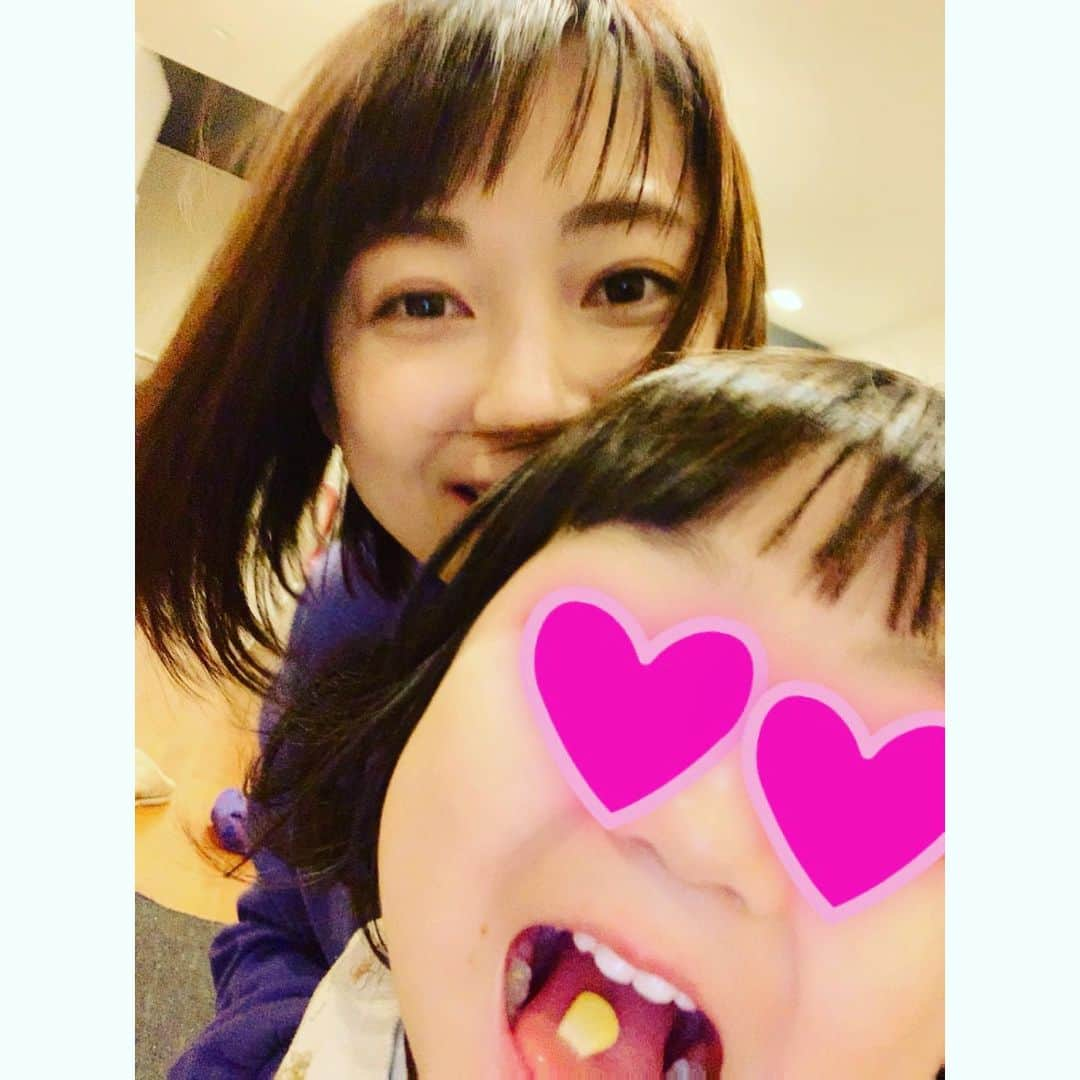 飯田圭織さんのインスタグラム写真 - (飯田圭織Instagram)「娘TIME💕女子力高めな娘に 「野菜をたくさん食べるとおはだがつるつるになるよ❤️」と伝えるとよく食べるように😄✨先程、わたしが野菜を食べていると 「ママ〜野菜食べておはなつるつるだね❤️」と娘。笑笑🤣 一字違うだけでかなり面白くて笑っちゃいました🤣🤣🤣 #娘との時間 #美意識高め #3歳  #いい間違え #可愛いすぎる」1月18日 22時18分 - iidakaori.official