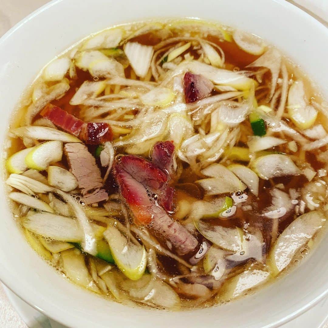五箇公貴のインスタグラム：「過日の想い出。1/11に閉店してしまった銀座楼蘭。年に一度の親戚の集まりといえばこちらでした。グランドニッコー東京台場にメインスタッフはうつるそうです。ネギチャーシューソバと揚げワンタンと特に中華風グラタン、最高でした。長い間ありがとうございました。」