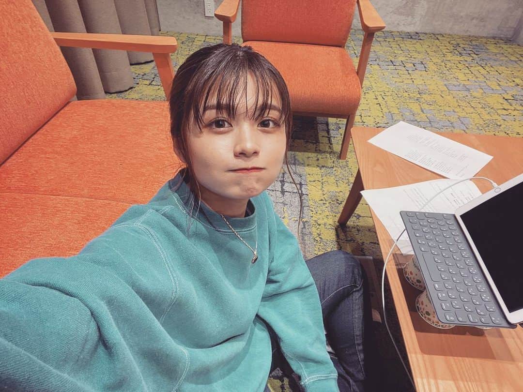 足立佳奈のインスタグラム：「ソファより 床に座ってた方が安心する。 そーゆーことない？あるよね。🙋🏻‍♂️  #今日の足立 #じべたりあん」