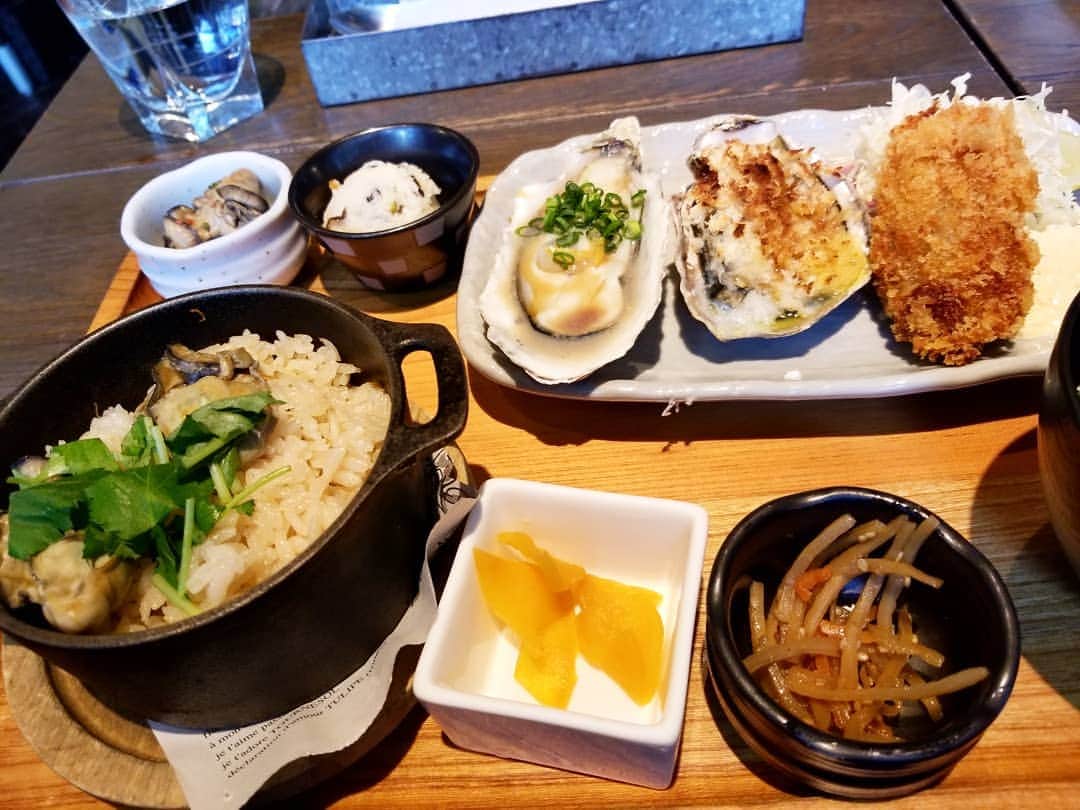 常世晶子さんのインスタグラム写真 - (常世晶子Instagram)「仕事の合間のランチは牡蠣尽くし😊 元気でおりますよ～🍴  元気でいるのに食事は大切🙆💓  #食べよう #笑おう」1月18日 22時16分 - tokoyo_shoko
