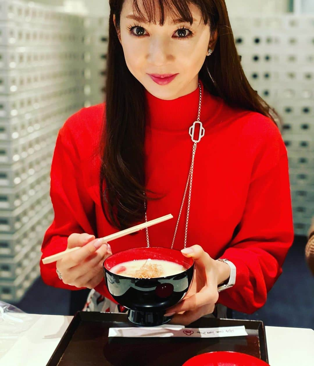 君島十和子さんのインスタグラム写真 - (君島十和子Instagram)「日曜日🙏🏼 毎年恒例の白味噌椀を 頂きました。  自作のお手本にしたくて 毎年、心して頂くけど  到底 追いつきっこないなって 毎年、思います🍀  そして、 和の空間に 合うメイク  Diorのフェイスパウダーをチークがわりに SUQQUのアイシャドウ04(純撫子) クレド・ポー・ボーテ リキッドルミヌ　マット 510⇒銀座SIX店限定カラー このパッケージ、宝尽くしの柄の刺繍に沿ったエンボス加工されていて、 素敵なんです。 →後日、コメントに #kiyokiyo0416 様から「手織りの西陣織」と教えて頂きました❣️ 刺繍ではなかったそうです。教えて下さってありがとうございます🍀  さすがの一言  #ftcbeauty#FTC Beauty#フェリーチェトワコ#君島十和子 #diormakeup #suqqu #クレドポーボーテ」1月18日 22時17分 - ftcbeauty.official