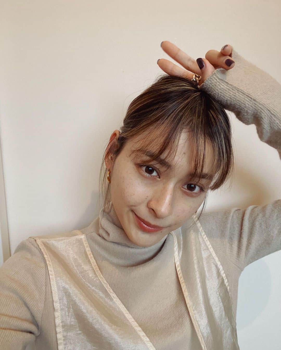 のインスタグラム：「. 髪の毛伸ばし途中なので、変化をつけたくて前髪を切ってもらったー✌️前髪があると盛れてる気がするのはわたしだけでしょうか☺️（えー 💇‍♀️ @y0sh1tat2u .」