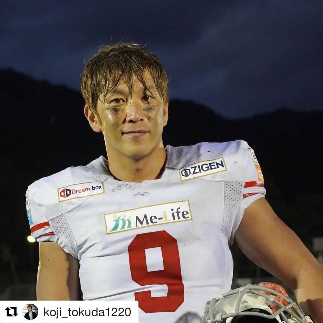 インスタグラムランキングさんのインスタグラム写真 - (インスタグラムランキングInstagram)「#コージ #Repost @koji_tokuda1220 with @get_repost ・・・ 遅すぎる事なんてない。﻿ そう自分に言い聞かせて10年ぶりにアメフトの世界に飛び込みました。﻿ 難しい事の方が多いし﻿ 悩むことも増えた。﻿ それでも自分と周りの人を信じて頑張る。﻿ ﻿ 応援してくださる皆様本当に有難うございます。﻿ そしてこれからもよろしくお願いします。﻿ 1人でここまで大きくしてくれた母も本当に有難う。﻿笑顔だけは忘れたらアカン。 ﻿  ﻿ #有吉ゼミ﻿ #アメフト復帰﻿ #試合後の一枚﻿ベタベタ #今年は試合観てください」1月18日 22時22分 - talentinsta1