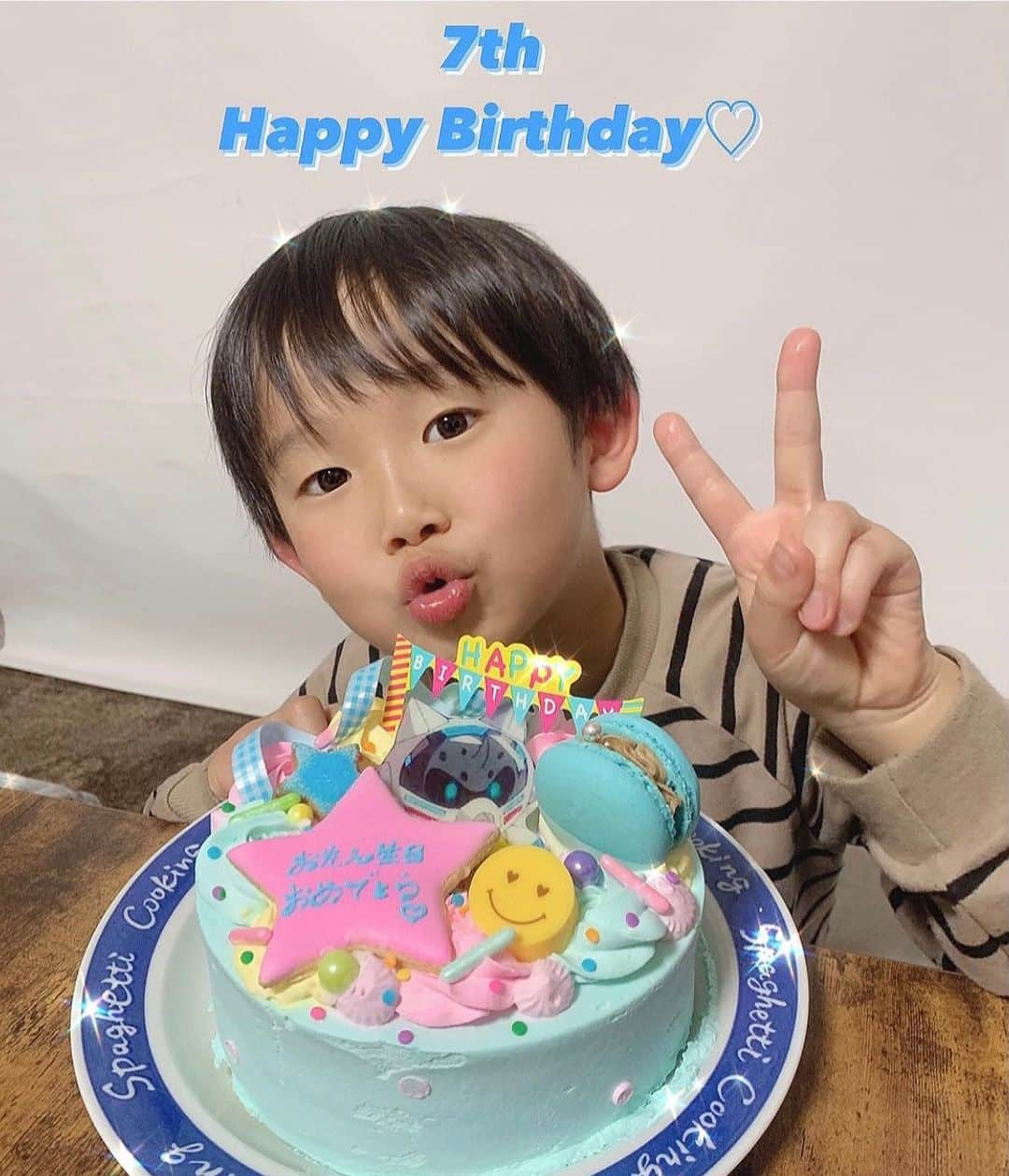 ひなさんのインスタグラム写真 - (ひなInstagram)「♡.＊ 今日でトト7歳になりました👦🏻🖤 いつまでも赤ちゃんでいて欲しいなあと思っていた 我が家の末っ子がもう7歳かぁと感慨深いです🥺✨ ゆるさは相変わらずですが ポジティブで人見知りと物怖じせず 今では我が家の知識王、 学校ではクラスのムードメーカーだそうです👦🏻🤍(先生曰く) . いつまでも可愛くて大事な愛息子🤍 うざいくらい大好きって毎日伝えてるから本人には 伝わってるはず☺️ これは一生変わらないんだな✨ 性格的に周りにはよく"トトくん反抗期とかなさそうだね"って 言われるのでずーっと今の関係性でいられたらいいなーなんて 思っています😌✨ トトがトトらしくまっすぐ 伸び伸び育ってくれたら嬉しいです☺️✨ . 今日はトトのリクエストで お寿司🍣、ステーキ🥩、唐揚げ🍖でお祝いしました❤️ ケーキはアースウォーカーノア　アーマードのケーキ🎂 そしてクリスマスに続き @milkymoco さんにお願いしました🎂🤍 めちゃめちゃ可愛い🥺🤍🤍」1月18日 22時25分 - h.t_mom