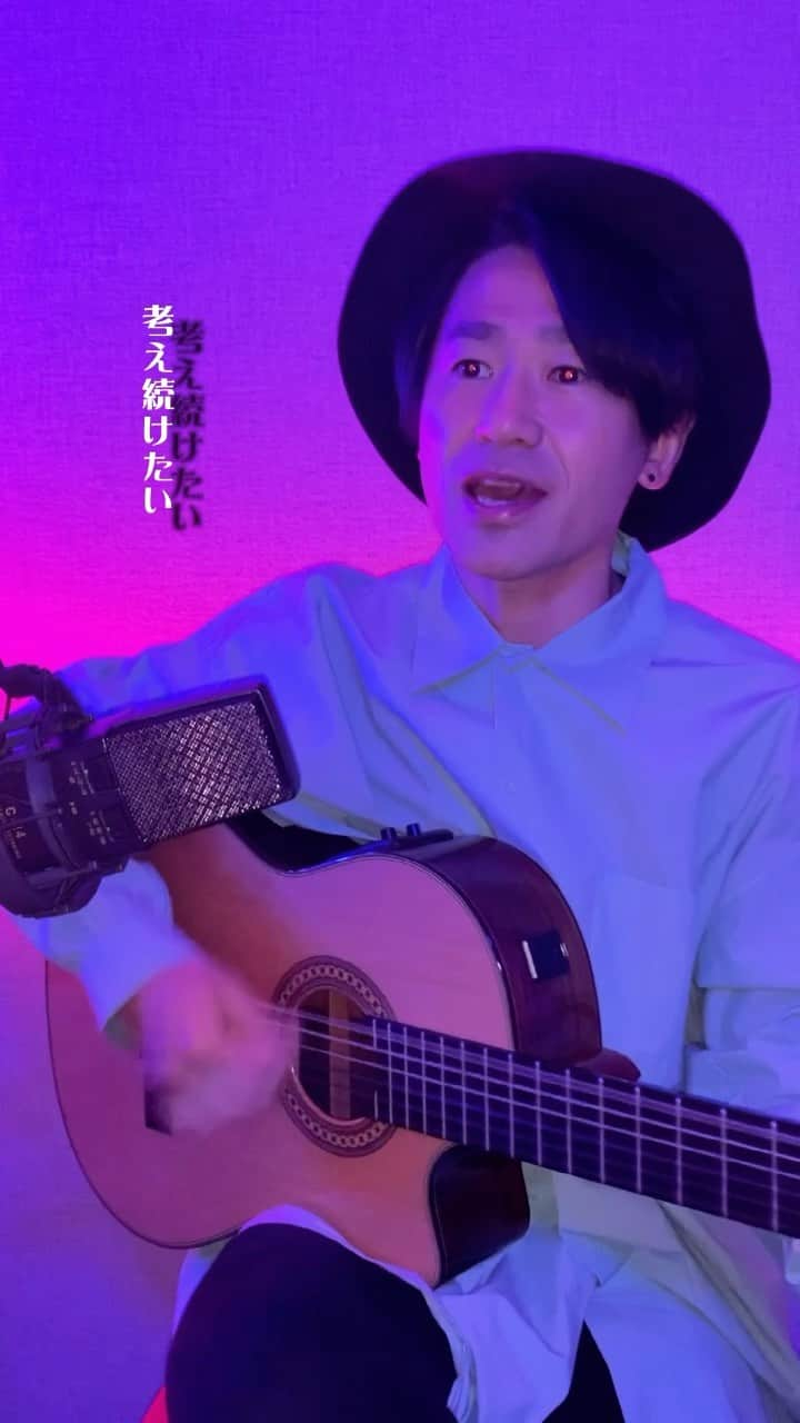 ナオト・インティライミのインスタグラム：「Sticking to the lighting!! ww #creative#stayhome#guitar #cover#sing#naotointiraymi #naoto」