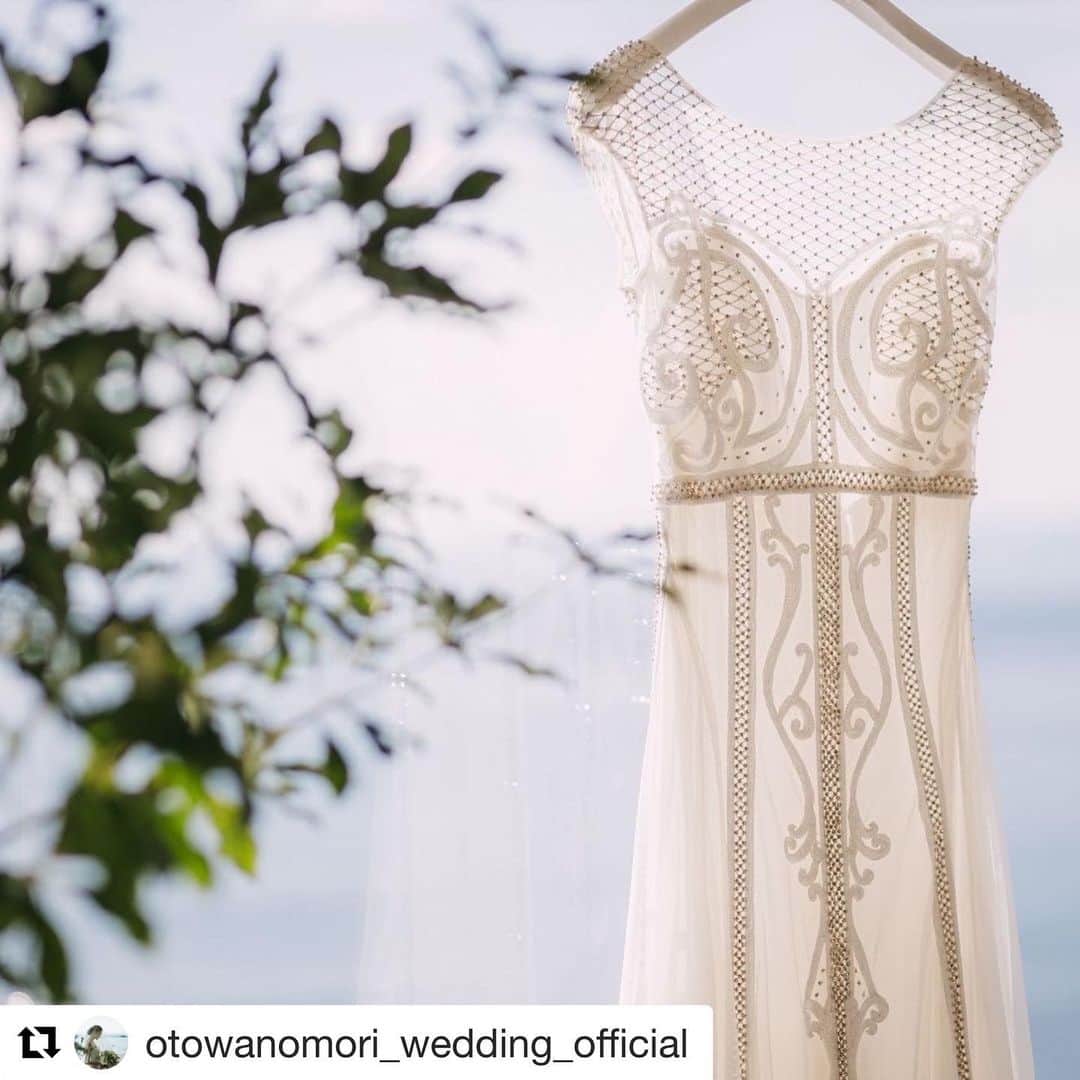 のインスタグラム：「Temperley for Novareseのデザインはノバレーゼでのみご覧いただける特別なコレクション ご試着・お問い合わせは、お電話・メールにて承っております  Dress: Sabine, Temperley for Novarese Location: @otowanomori_wedding_official   #ノバレーゼウエディング #ノバレーゼドレス #ノバレーゼ #プレ花嫁 #花嫁 #結婚式 #テンパリーロンドン #novaresewedding #novarese #temperleyfornovarese #novareseexclusive」