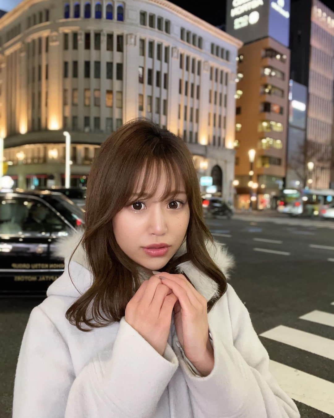 のインスタグラム：「. . . 待ち合わせっぽい♡︎？ #銀座四丁目交差点    寒くて鼻の先が赤くなってるのはここだけの話🤫    　 #あざとくて何が悪いの #待ち合わせ場所 #銀座四丁目 #彼女感 #デート感 #ティファニー #サロンモデル #グルメ女子  #食べるの好きな人と繋がりたい #韓国ヘア #ポトレ女子 #ポトレモデル #ビジョビ #くびれ巻き #くびれミディ #ヨシンモリ #ヨシン巻き #シースルーバング #自撮り女子 #韓国メイク #韓国コスメ #東京カレンダー #東カレ倶楽部 #東カレ #MERCURYDUO #マーキュリーデュオ #followme #japanesegirl @b_b_j.j」