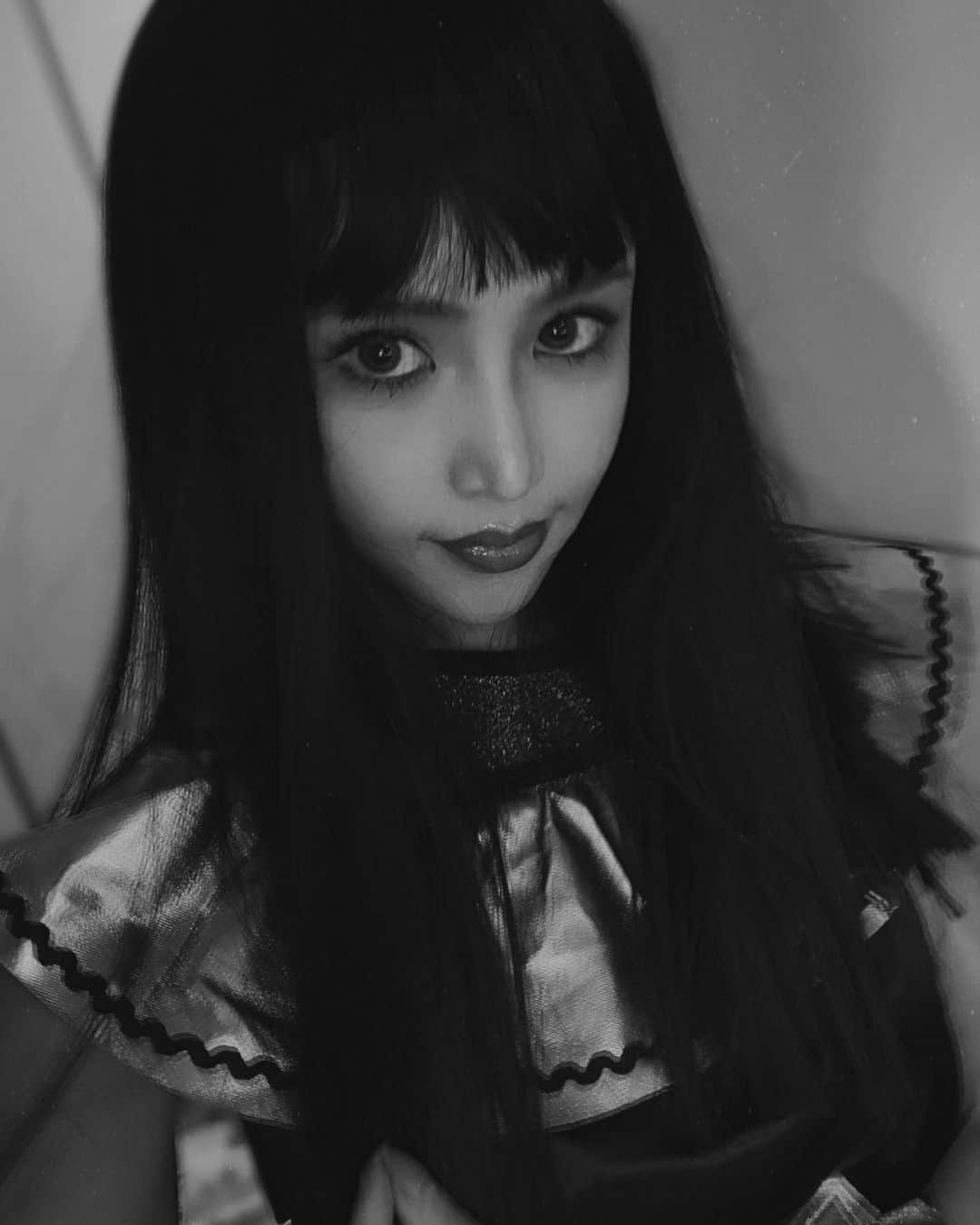 のインスタグラム：「前髪カット✂︎ な~んてね😚 去年もしっかりハロウィン満喫していました🎃 もちろんおうちです♡ さて、今年はなんの仮装でしょう♡ . . . #halloween #mood  #仮装 #イメチェンカット #ウィッグ #黒髪 #おんまゆ #ハロウィンコスプレ」