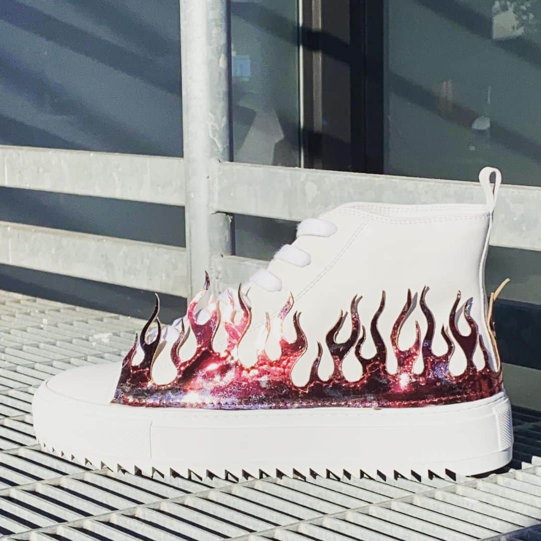 のインスタグラム：「VS-High- Space Flame  #luxury #shoesaddict #shoesoftheday #artisan #handmade #sneakers」