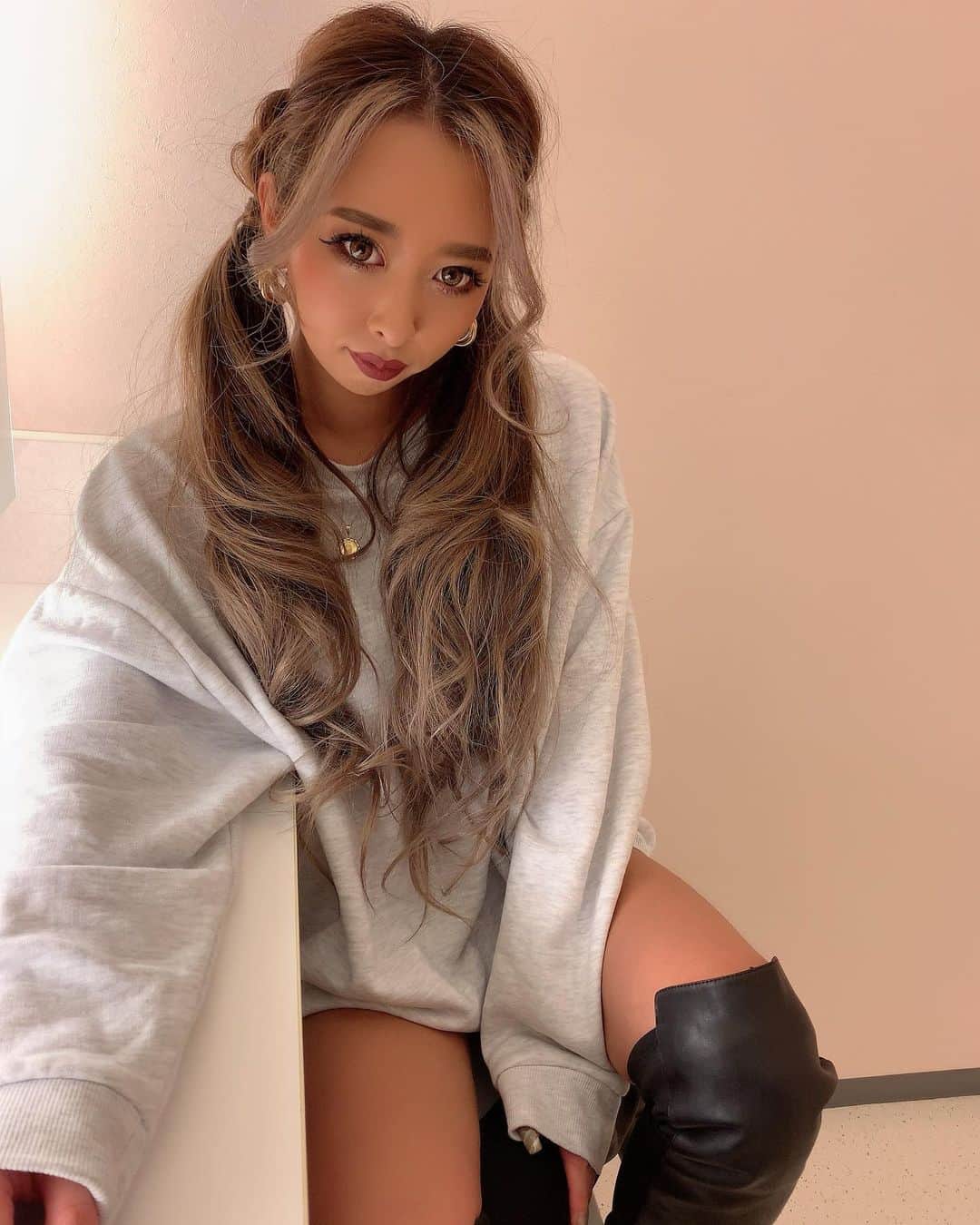 まあーか（まかたん）のインスタグラム：「. 編み込み入れてアレンジしたツインテールだから良しとしてくれ🥺 それにしてもこの日の眉毛調子いいじゃん🤔💄✨ #俺ツインテールになります  .  #selfie#黒肌 #instagood #follow  #冬コーデ#海外ファッション#ootd#セルフィー#エステ#ギャルしか勝たん #黒ギャル #トレーニング #尻トレ #眉アートメイク #エステ#美肌ケア#美容#サロン#カラコン#バレイヤージュ#2021#🐮#ツインテールアレンジ #髪改善トリートメント #緊急事態宣言」