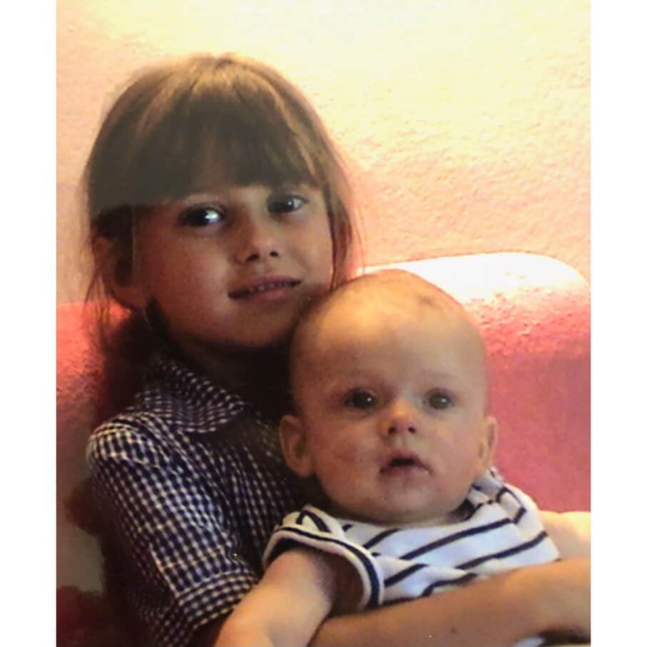 エラ・パーネルのインスタグラム：「Happy Birthday for yesterday to my baby bro. I CANNOT believe you’re 18 already. I am so proud of the man you have become. Smart, funny, kind, mature, fair, thoughtful, curious, brave, supportive, and a total fucking idiot. I am so lucky i get to call you family, you dopey ray of fucking sunshine. I love you to absolute pieces & can’t wait for the many memories waiting for us. Keep waffling ya waffler. Love, protect & embarrass you always - your big (little) sis. Xxx❤️」