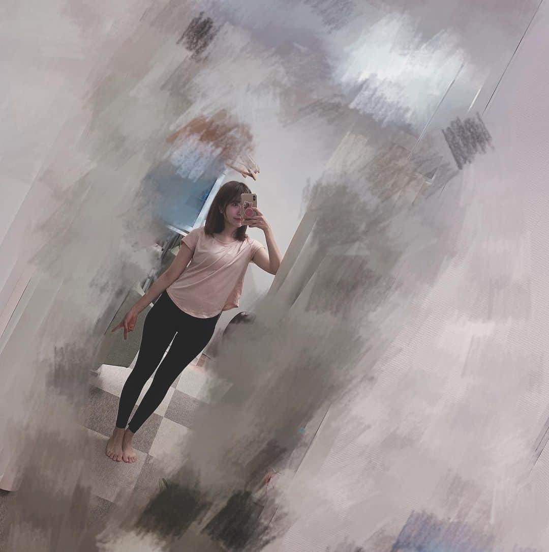 小桃音まいのインスタグラム：「🧘🏻‍♀️. . 前にShowroomで載せるとお約束した. ジムでのトレーニングウェア写真です. . 運動できそう？💭.」
