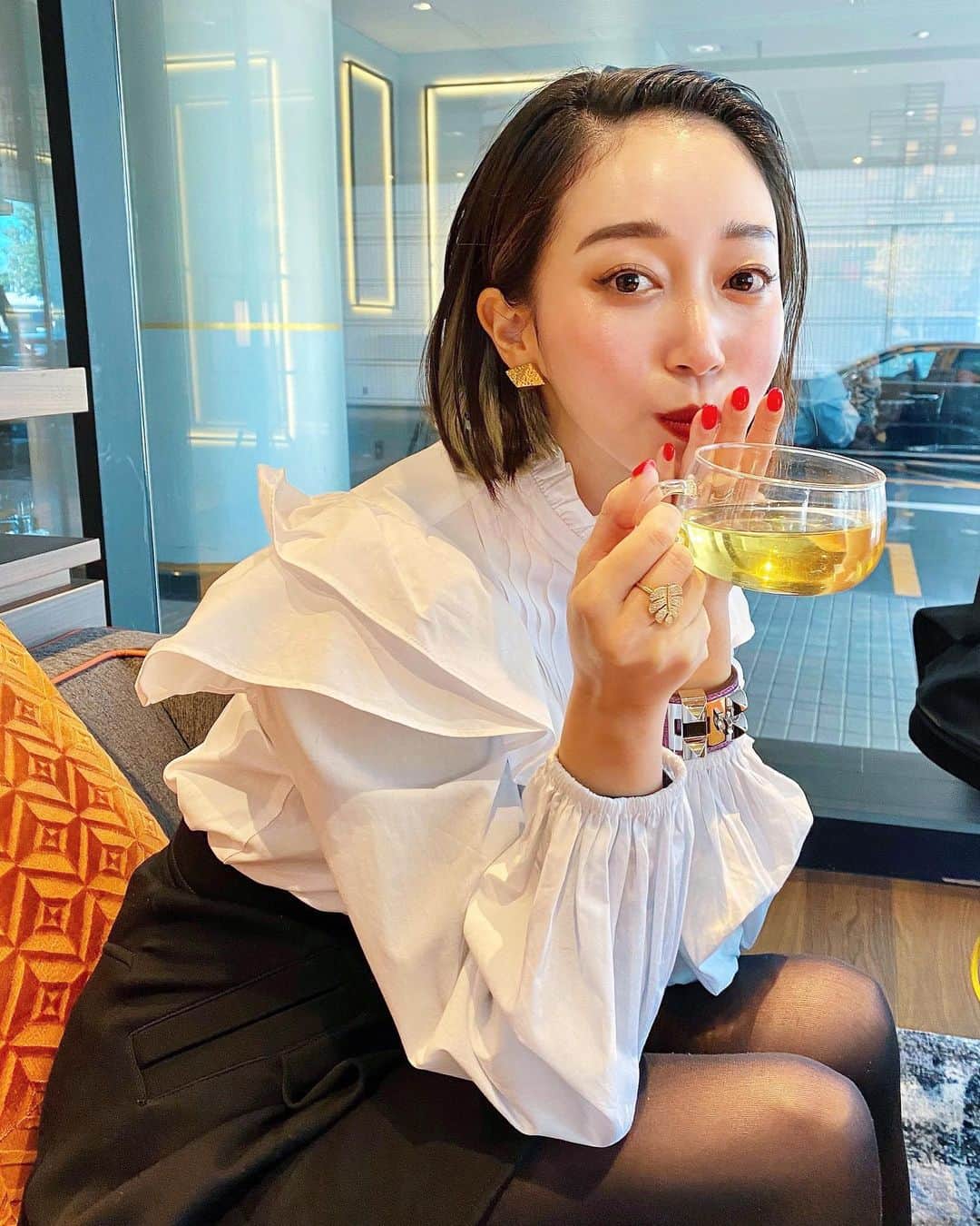 のインスタグラム：「カモミールであったまった朝🤭❤️ 今年初めての @lalastyprivatesalon へ🌿 今回フェイシャルはお休みして BODYのデトックスコースを💕 ヒートマットに包まれて汗を出し 鈴木さんのスペシャルハンドで しっかり全身を痩身マッサージしてもらって、 再びヒートマットに包まれポカポカ💭💭💭 かなりのデトックス😍 痛いけど全身の厚みが取れて本当にスッキリ！！！ たまにはボディも良いね🥰 帰りにいつものお化粧品と パック買い足したからまた紹介するね❤️ #beauty#fashion#diet #痩身#ダイエット#エステ」