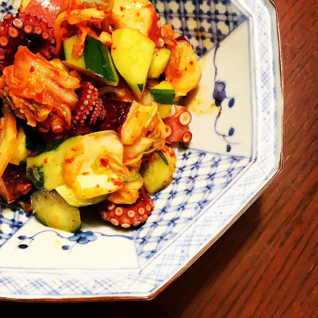 志摩有子さんのインスタグラム写真 - (志摩有子Instagram)「あえるだけの簡単おつまみ。タコぶつと胡瓜のキムチ和え。少量の醤油、味醂、胡麻油で味を補う。美味しいキムチさえあれば失敗知らず。柔らかなタコぶつは三宅水産　@miyakesuisan で。  #タコキムチ #副菜の鬼」1月18日 22時43分 - ariko418