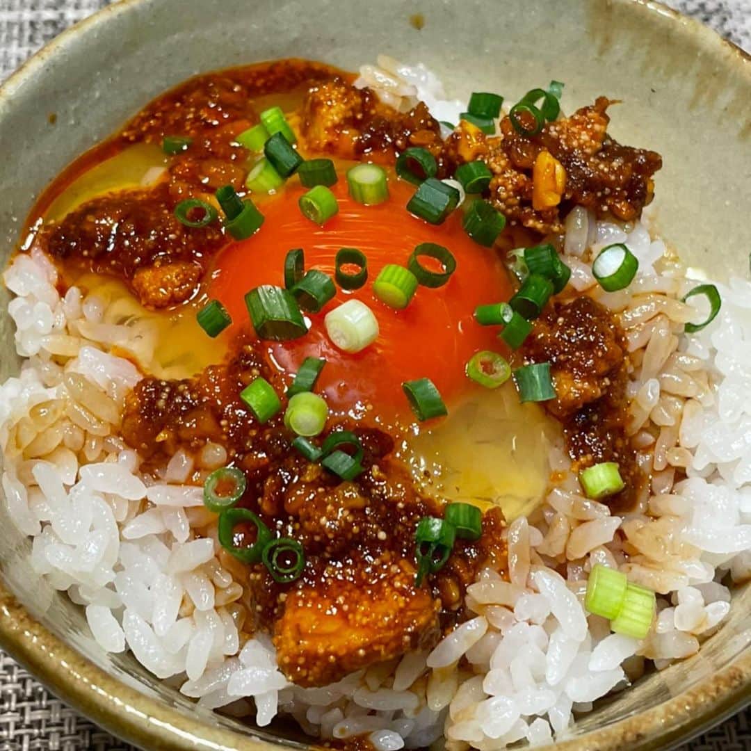 のインスタグラム：「これ旨いよ‼️ 横須賀の激うま卵に十勝のオーガニック大豆と小麦で作った法隆寺醤油をかけてかねふくの食べるラー油明太子をどさっと乗せてネギ乗せて。。 寝起きでも食欲湧くやつ😌 #姫様のたまご  #食べるラー油明太子  #法隆寺醤油  #お取り寄せ」