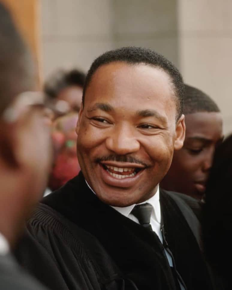 ケビン・ラブさんのインスタグラム写真 - (ケビン・ラブInstagram)「Smile King 👑 — Paying respect to a symbol of hope & an icon, Dr. King’s teachings and what he stood for still resonates today. #mlkday #lovenothate ✊🏻✊🏼✊🏽✊🏾✊🏿」1月18日 22時47分 - kevinlove